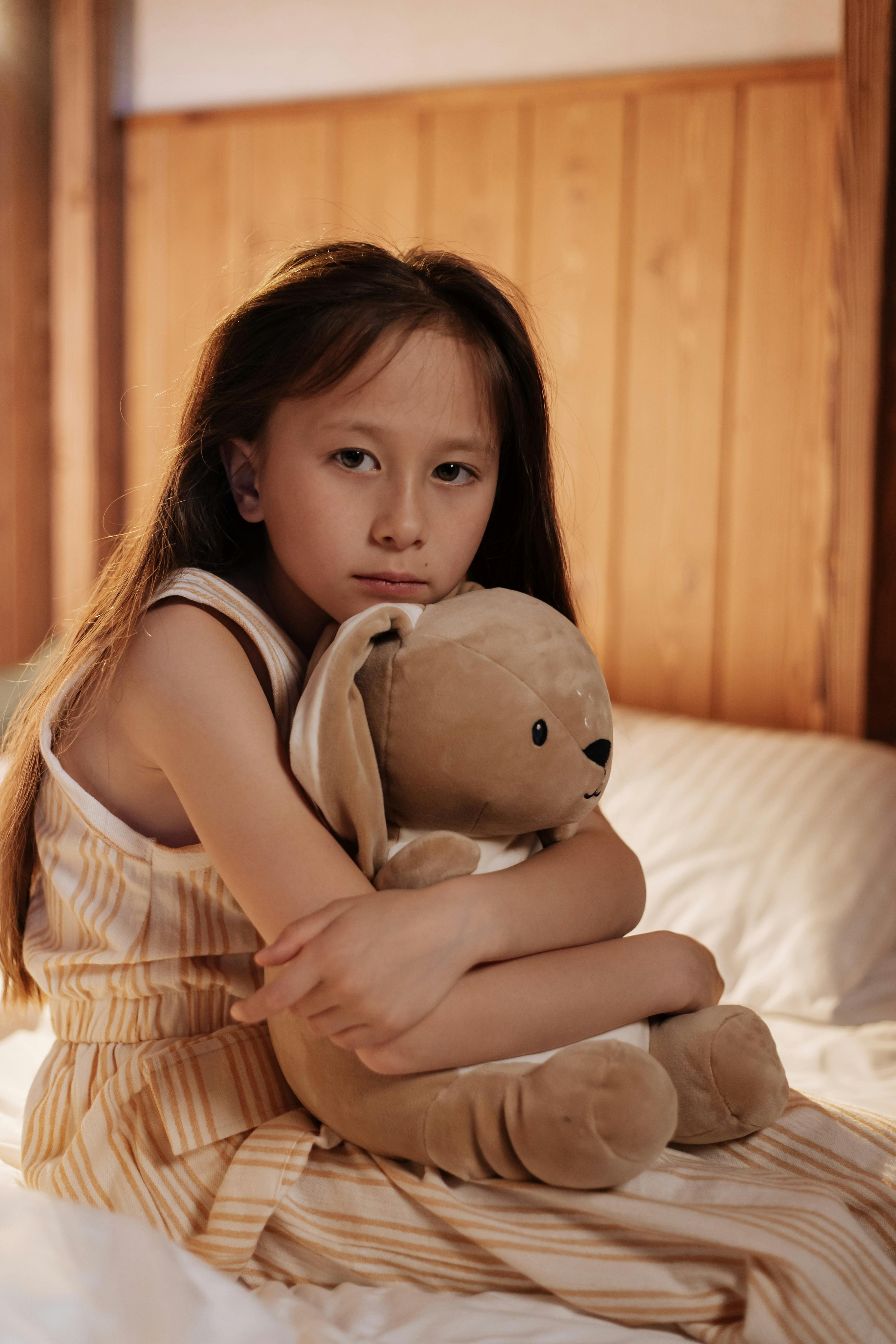 Une fille triste qui serre dans ses bras un animal en peluche | Source : Pexels