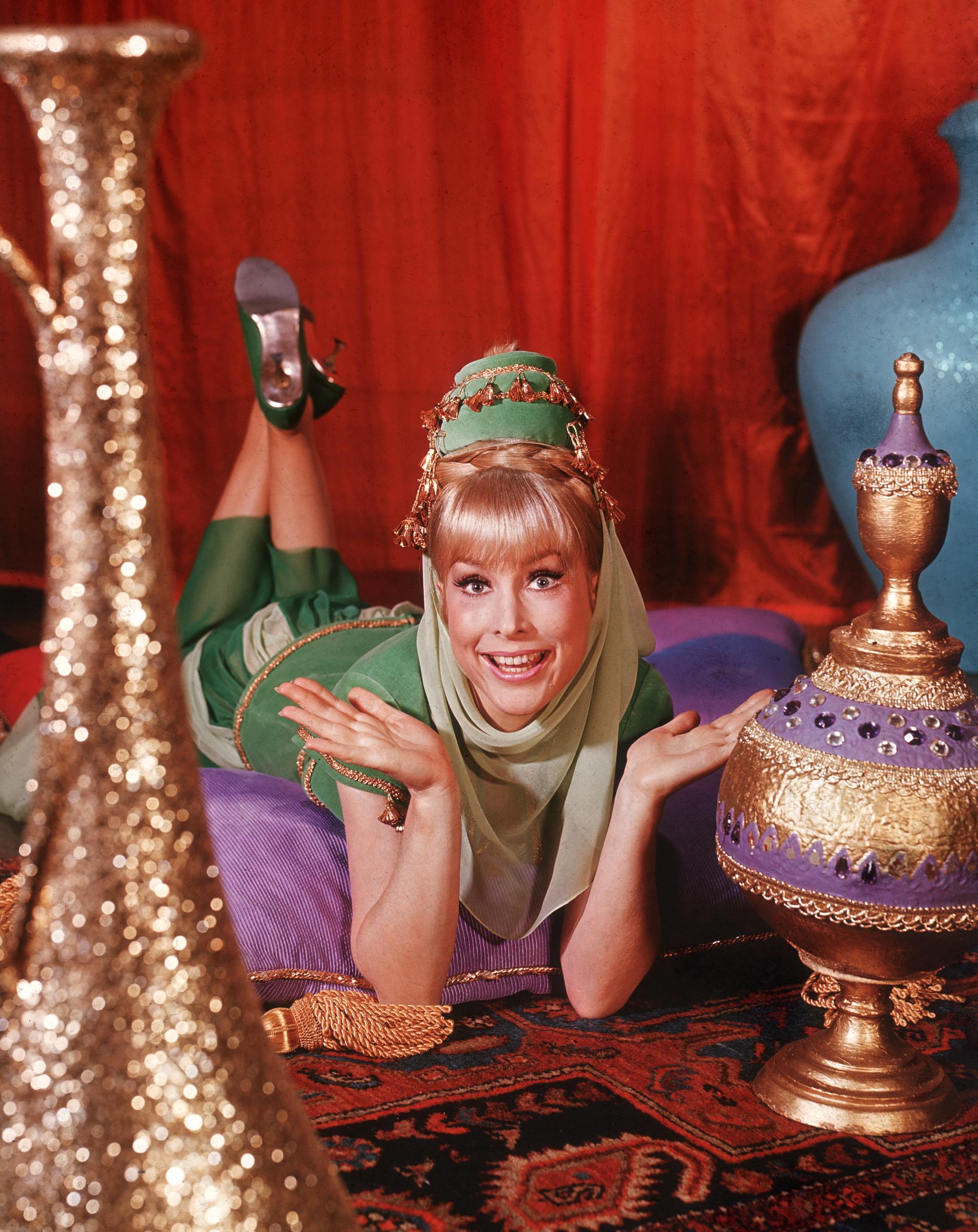 Barbara Eden est vêtue d'un costume de génie vert pour la série télévisée "Jinny de mes rêves". | Source : Getty Images