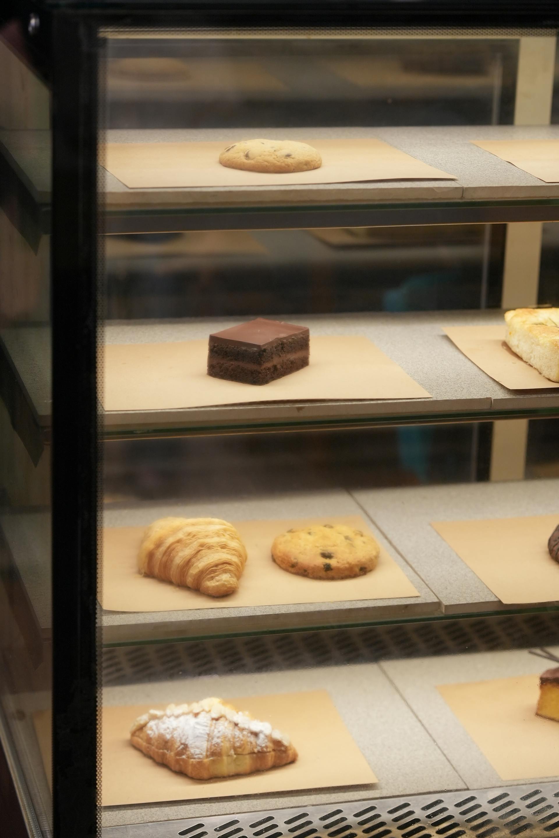 Une vitrine de boulangerie presque vide | Source : Pexels