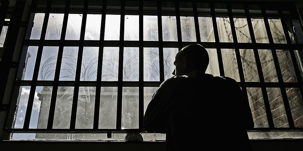 Un homme en prison. | Photo : Getty Images