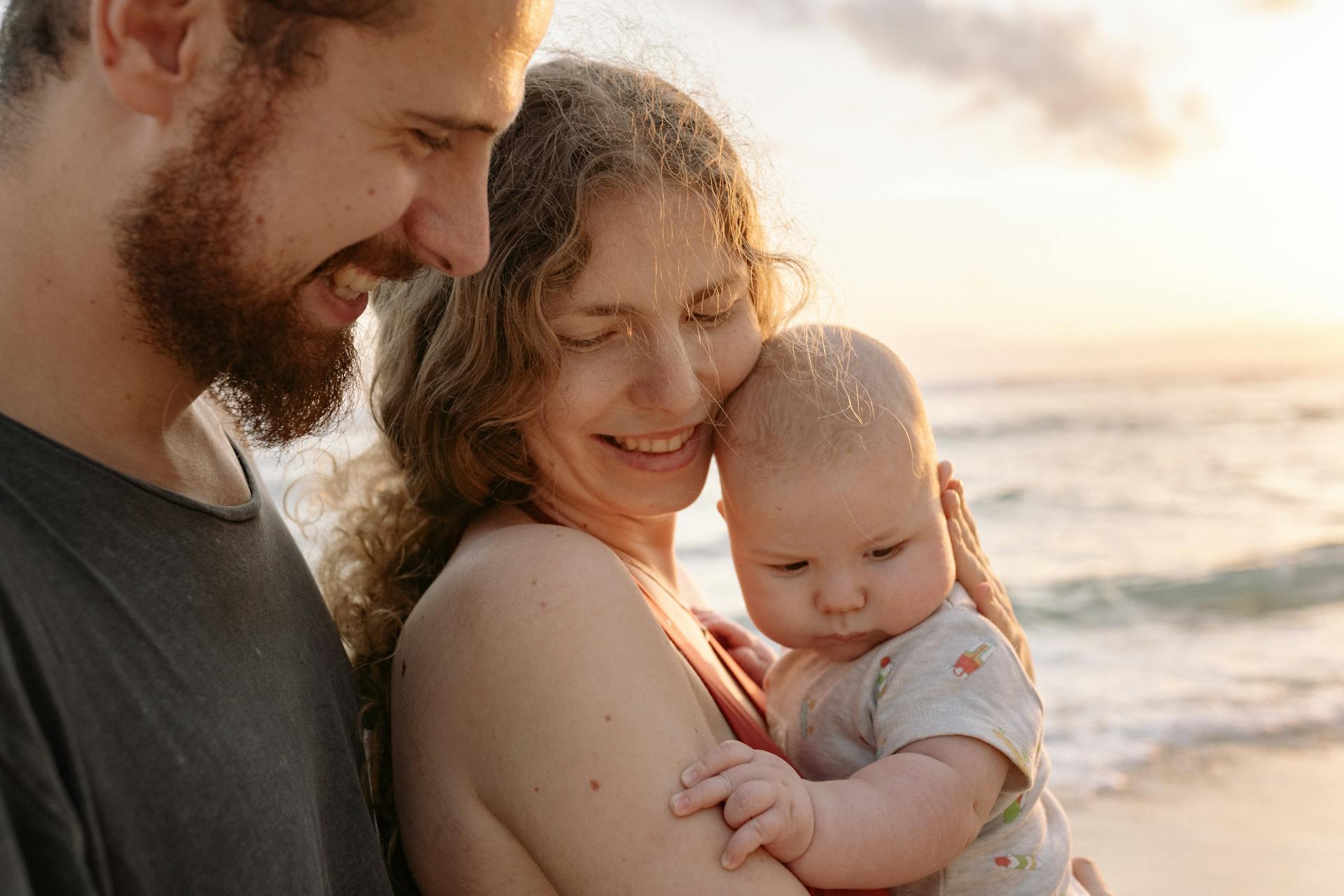 Des parents heureux tenant un bébé | Source : Pexels