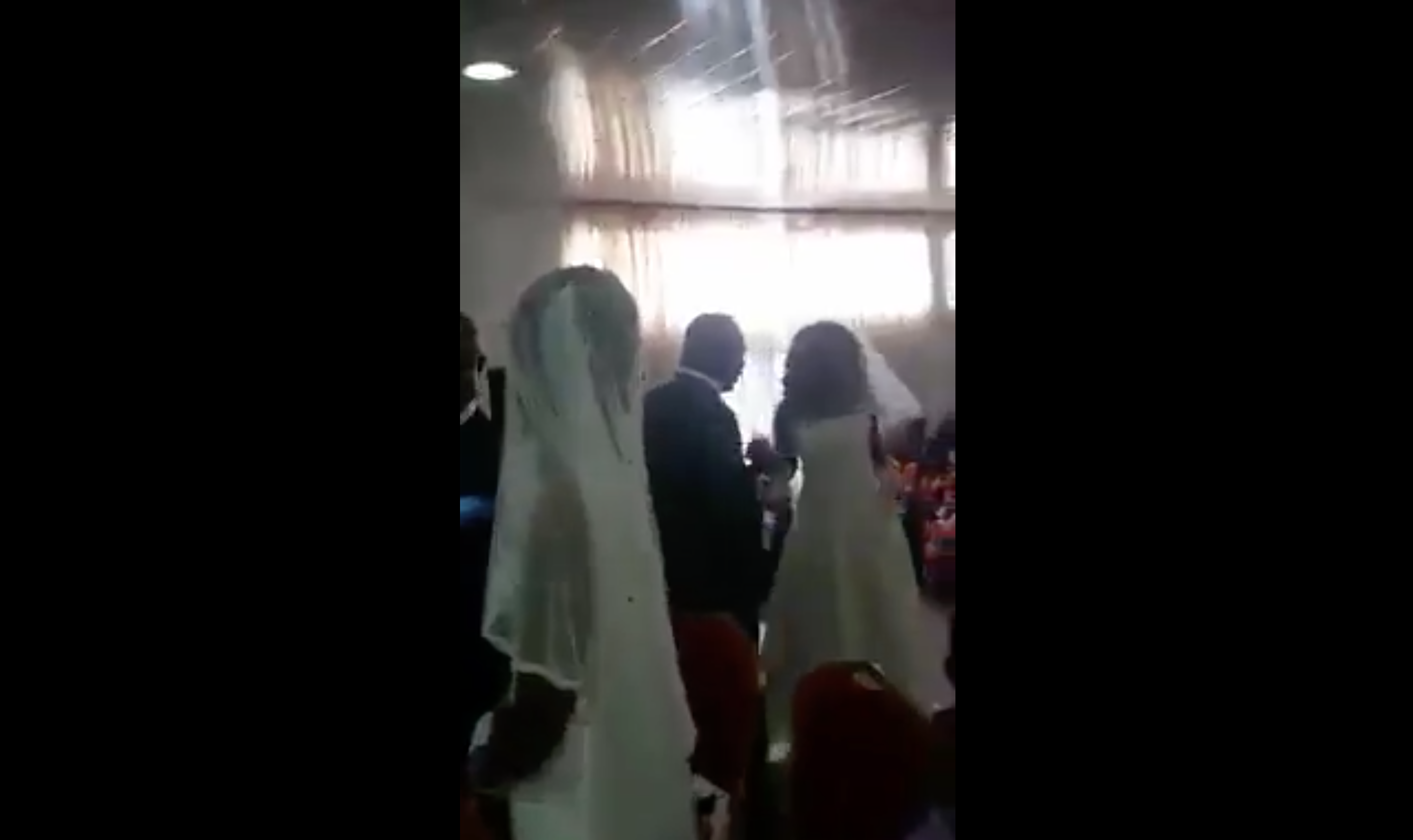 La mariée jette un coup d'œil furtif à l'intruse depuis le devant de l'autel. | Source : Facebook.com/Maguqa