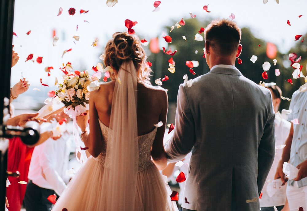 Des mariés sortant de l'église. | Photo : Shutterstock
