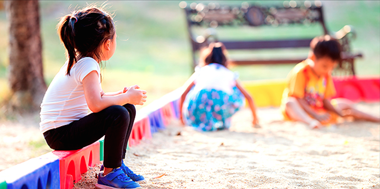 Une fillette oubliée par ses parents dans un espace de jeux. | Shutterstock