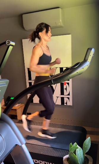 Courteney Cox s'entraîne dans la salle de sport | Source : Instagram/courteneycoxofficial/