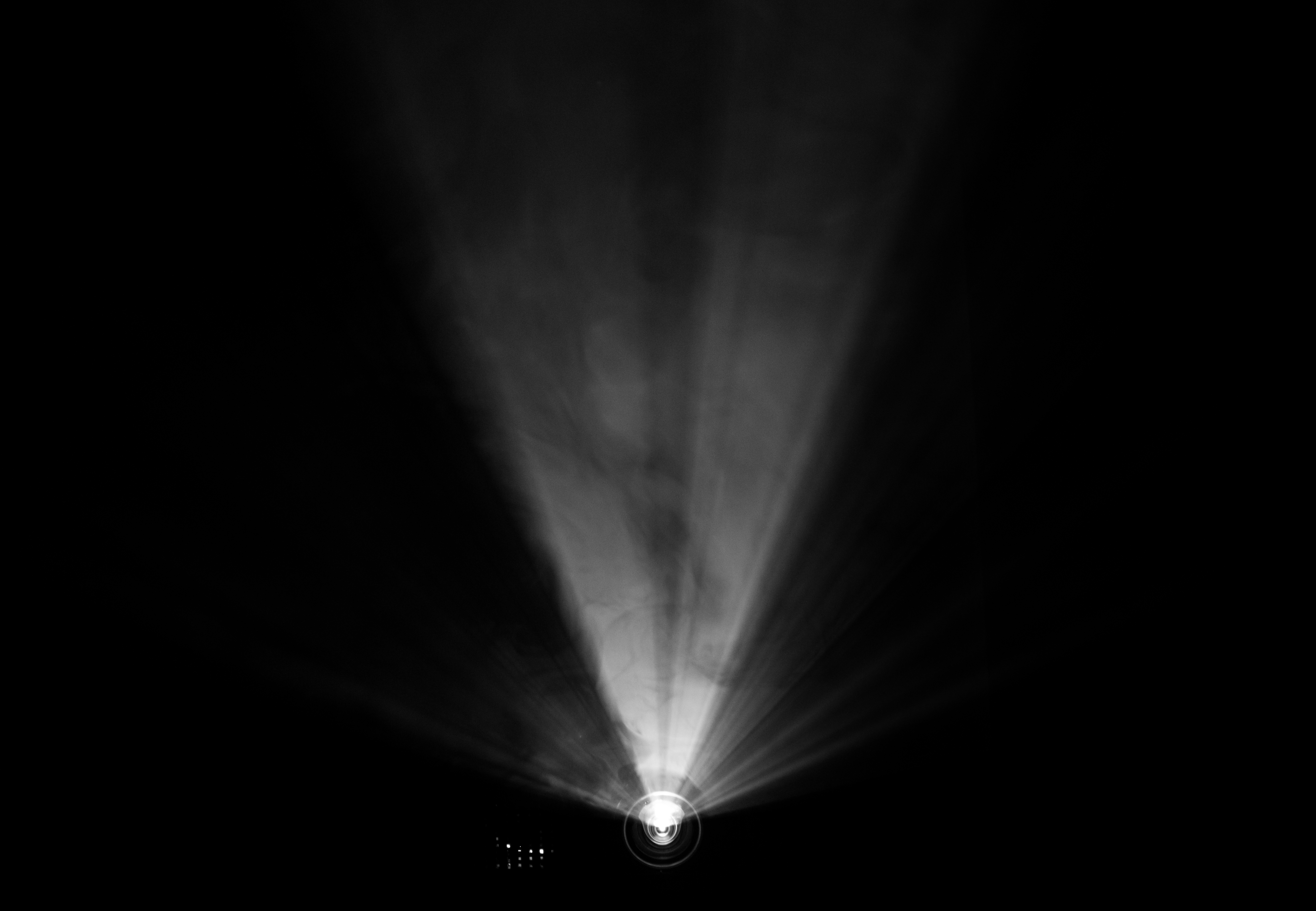 Le faisceau lumineux d'un projecteur | Source : Getty Images