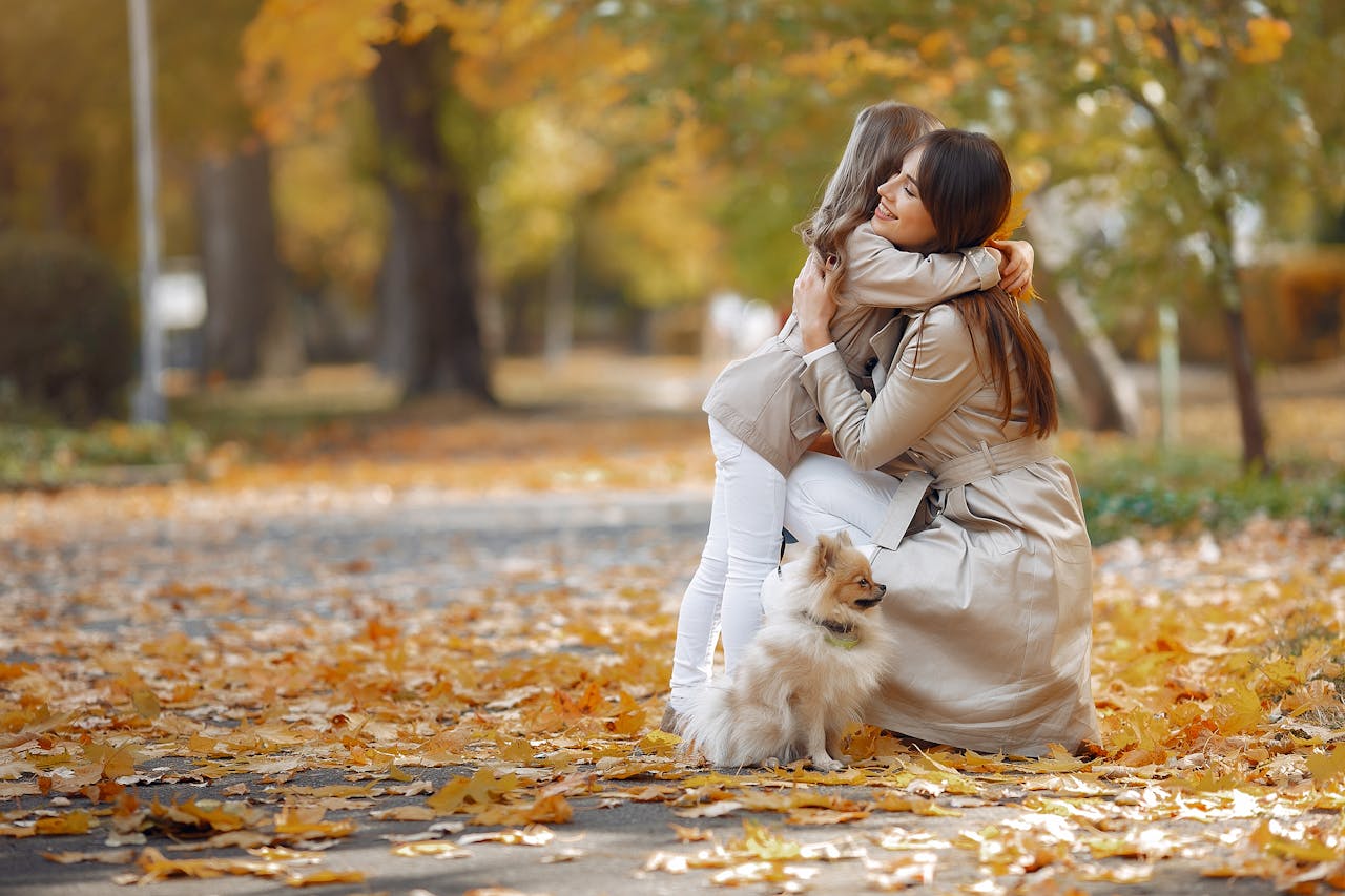 Une femme qui serre une petite fille dans ses bras | Source : Pexels