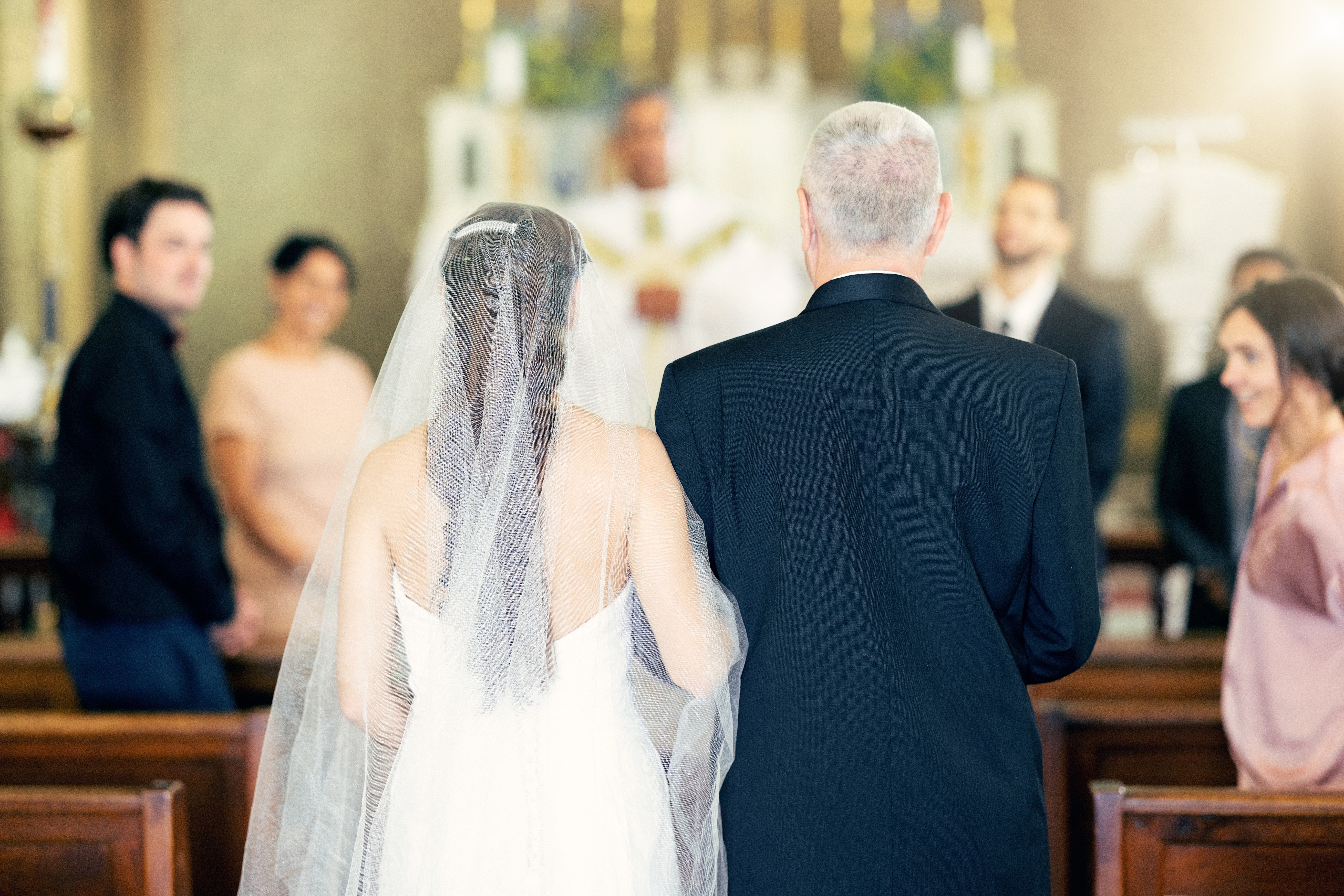Un homme accompagnant une femme à l'autel. | Source : Shutterstock