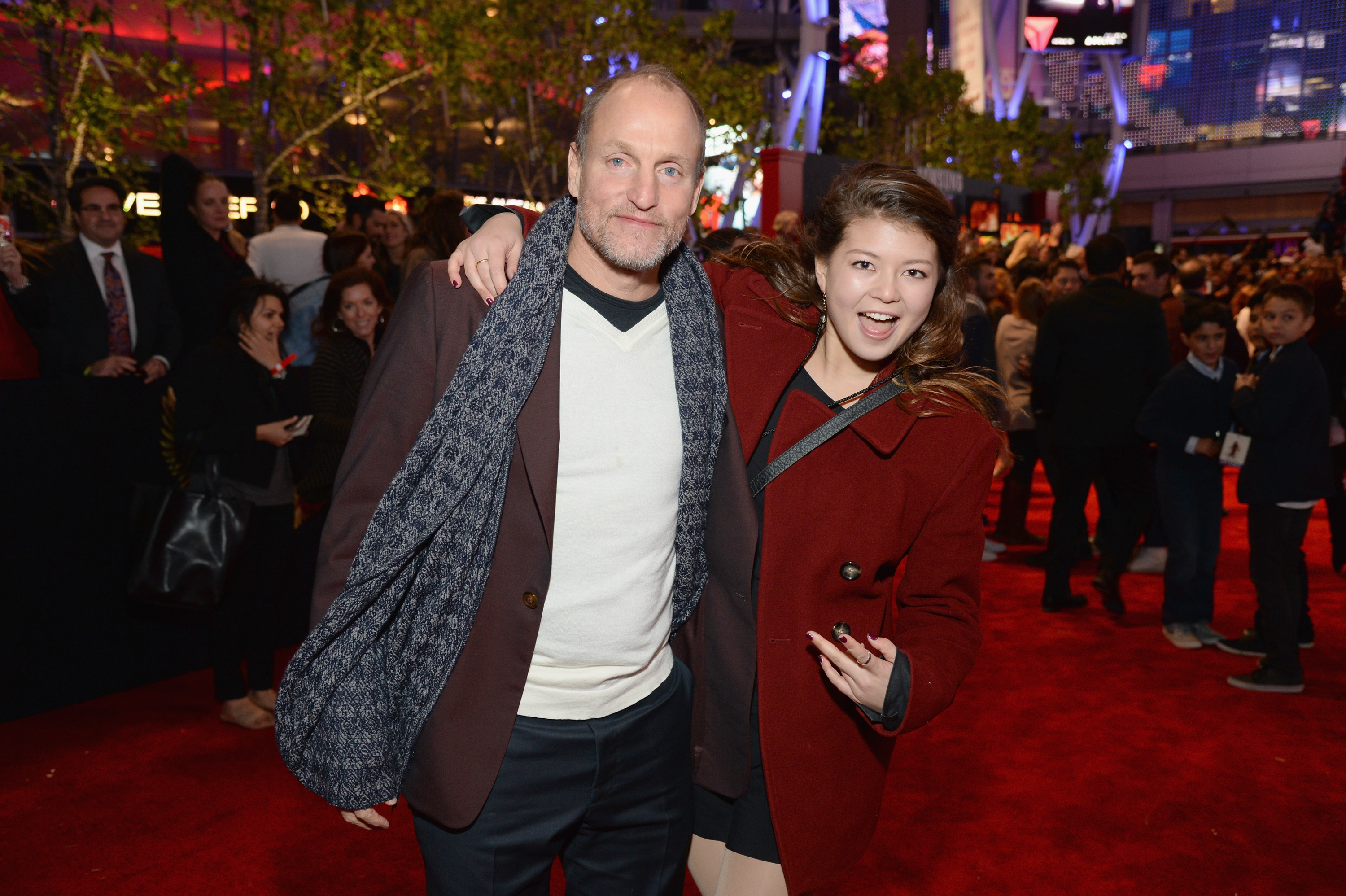 Woody Harrelson et sa fille Zoe Harrelson à la première de "Hunger Games : Mockingjay Part 2" Los Angeles Premiere Sponsored By Chrysler le 16 novembre 2015 à Los Angeles, Californie. | Source : Getty Images