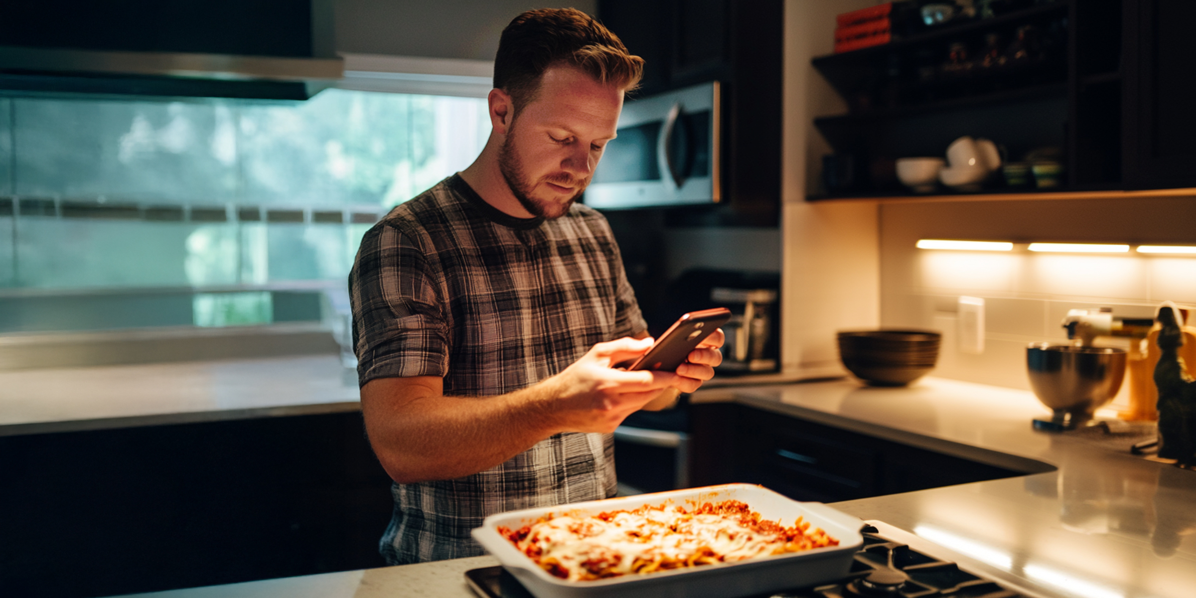 Un homme prenant une photo de lasagnes | Source : Amomama