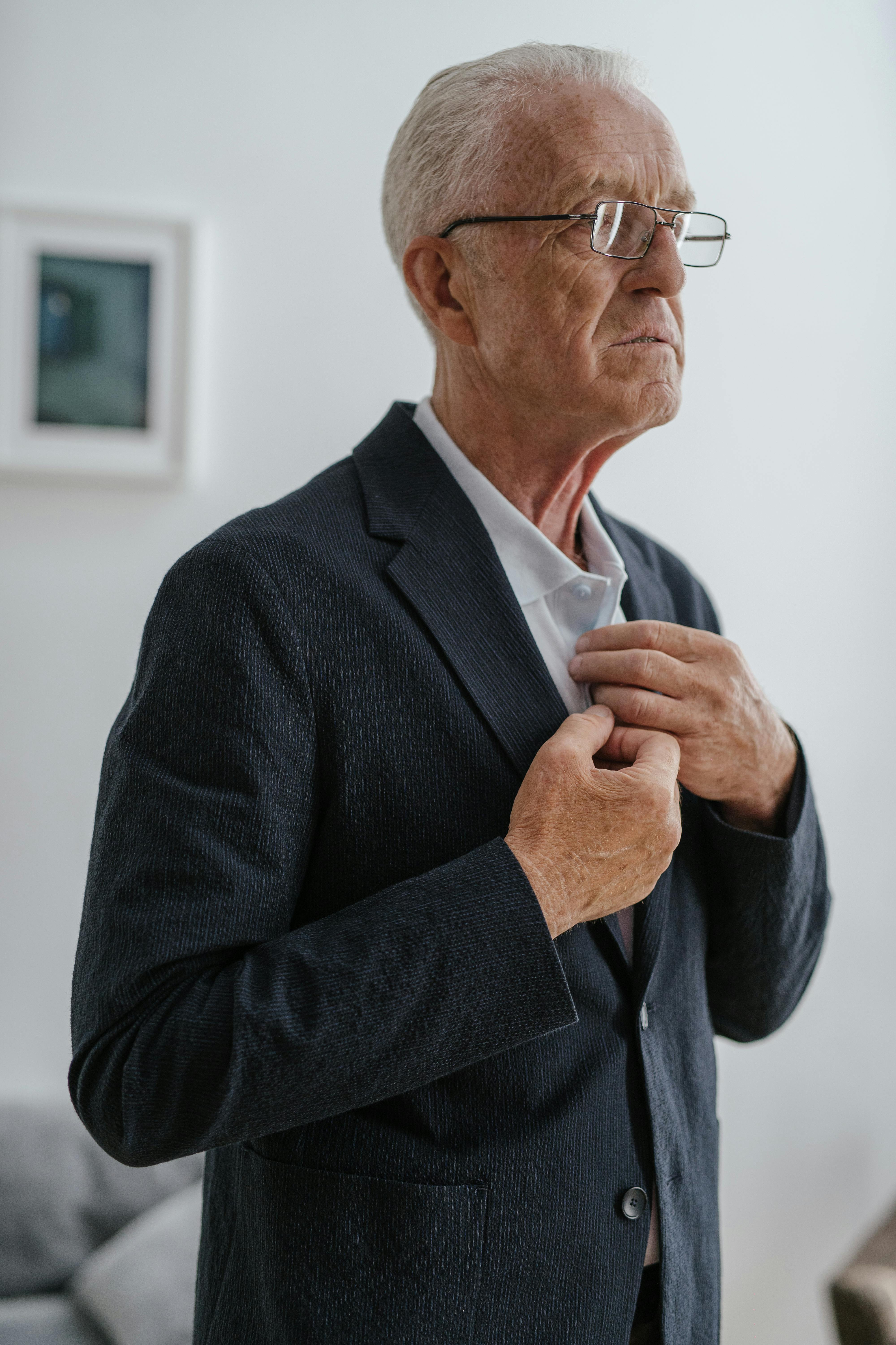 Un homme sérieux en costume | Source : Pexels