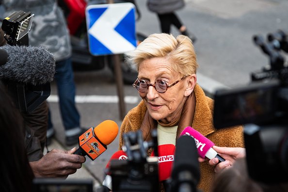 Isabelle Balkany, maire par intérim de Levallois, s'adresse aux journalistes.|Photo : Getty Images.
