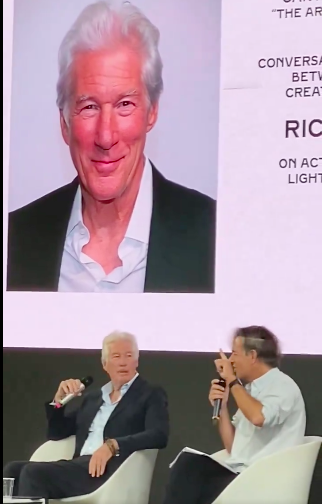 Richard Gere et un intervenant non identifié discutant de ses débuts au cinéma en 1978 dans "Days of Heaven", posté le 1 septembre 2024 | Source : X/@chrissgardner