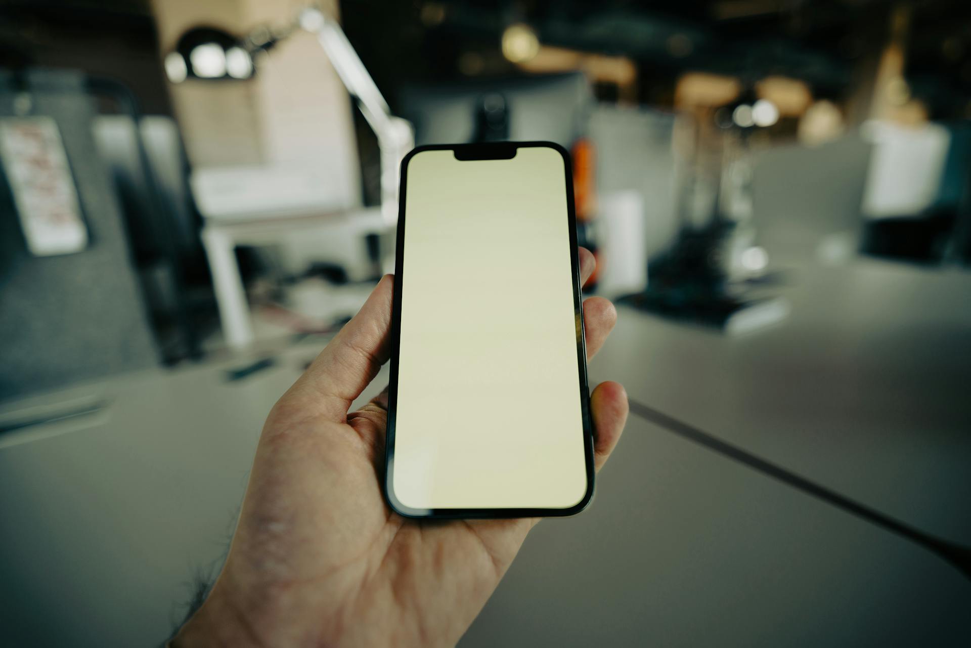Un homme tenant un téléphone portable | Source : Pexels