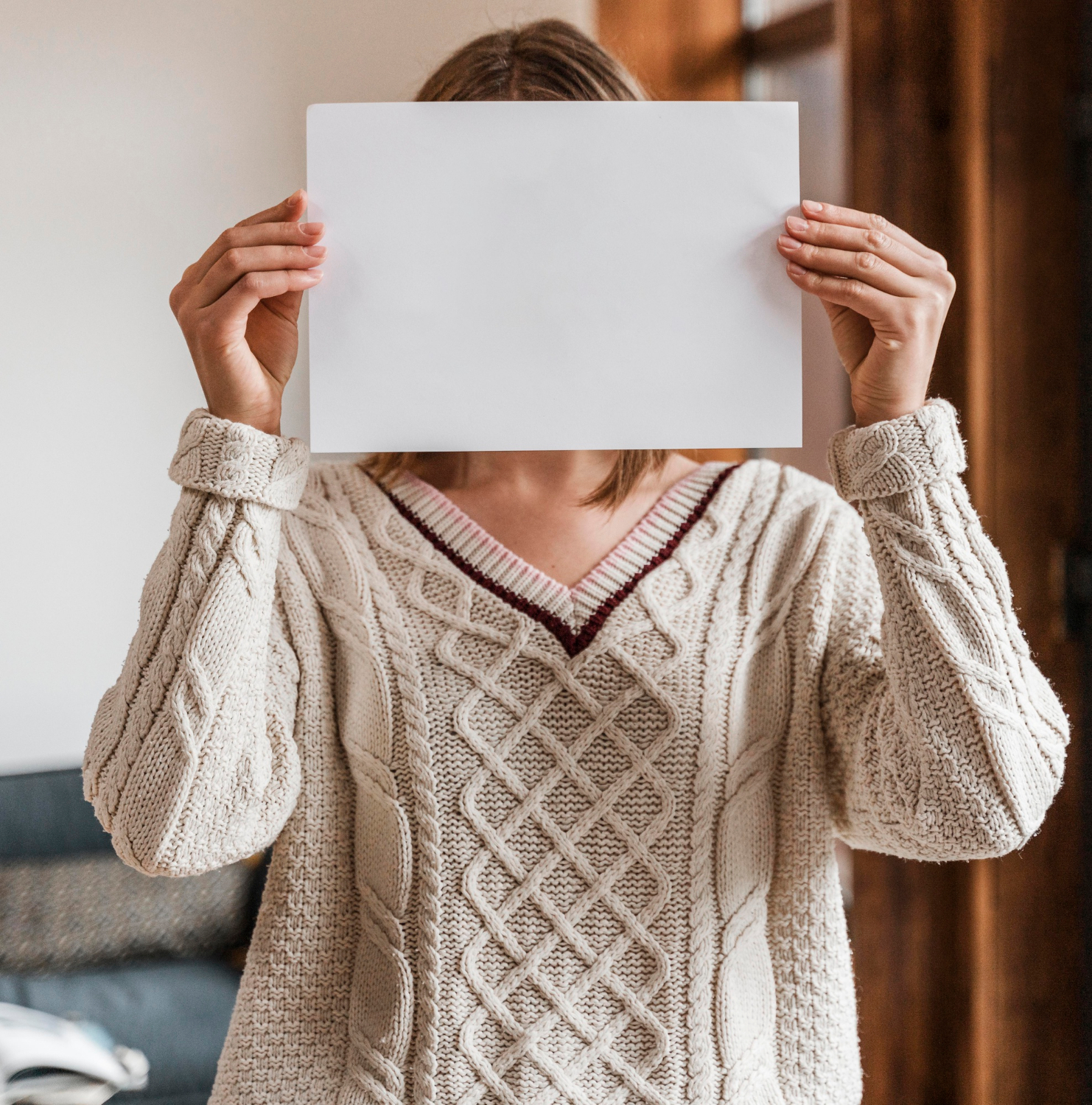 Une femme tenant une feuille de papier | Source : Freepik