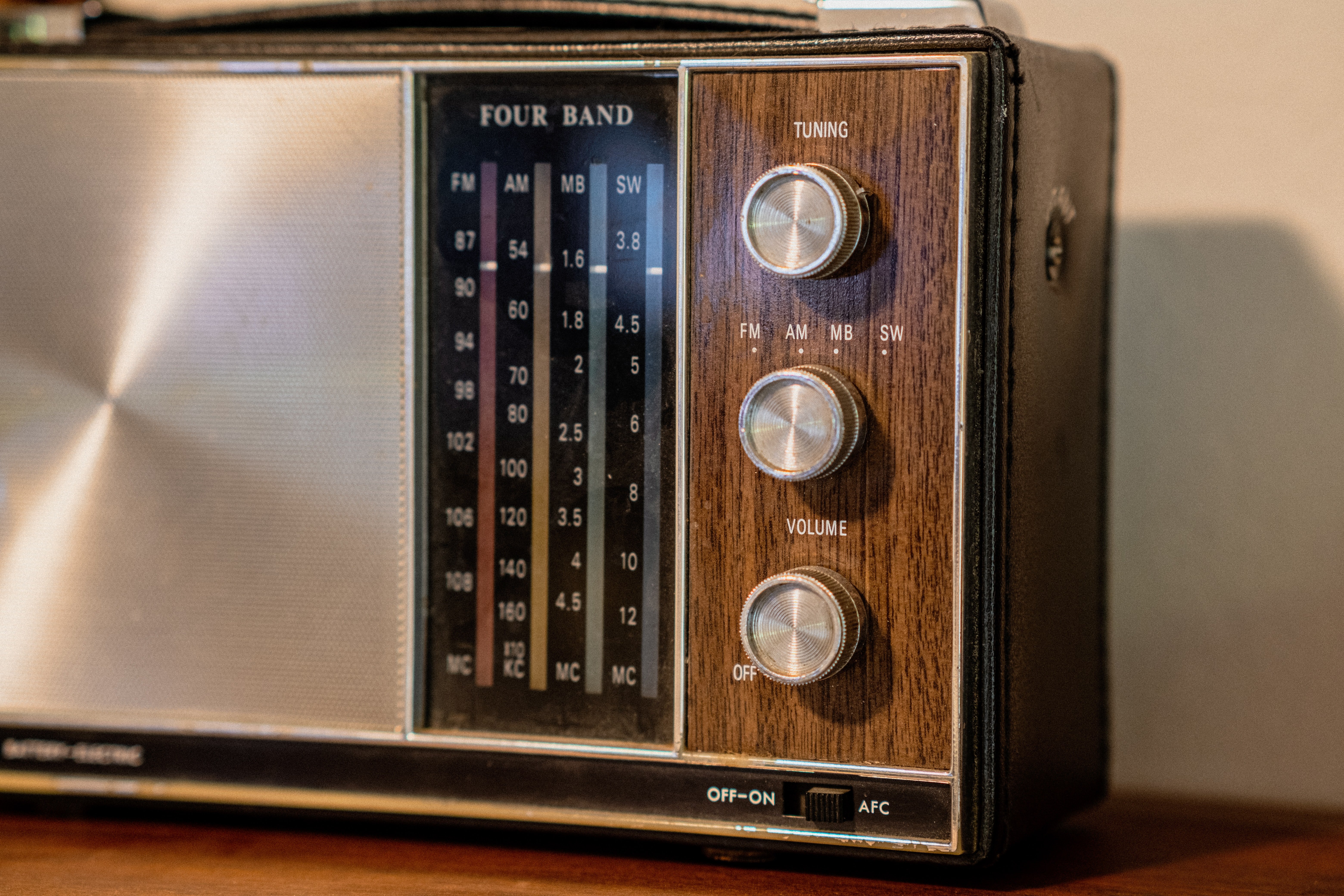 Carl a trouvé une vieille radio dans sa grange | Source : Unsplash