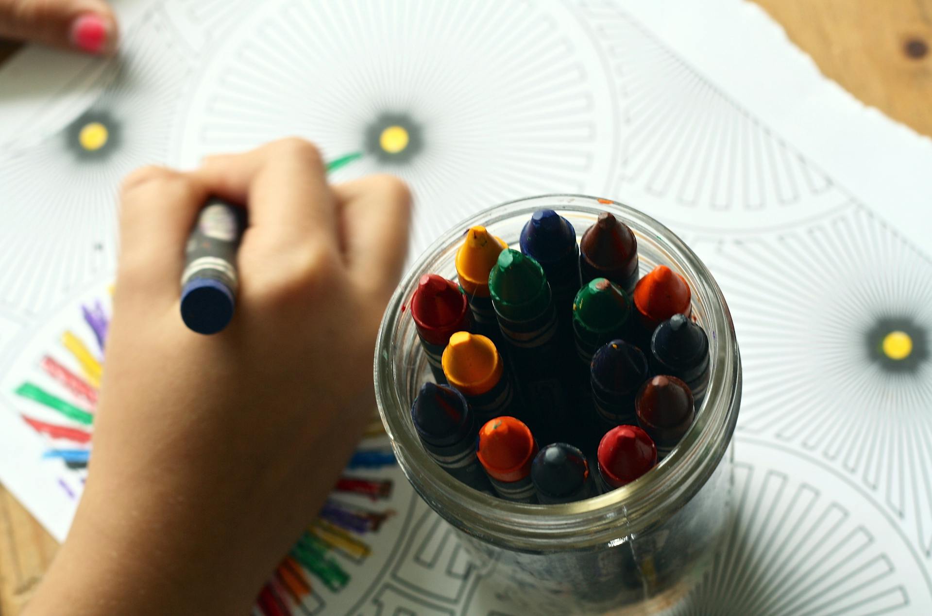 Un enfant utilisant des crayons de couleur | Source : Pexels