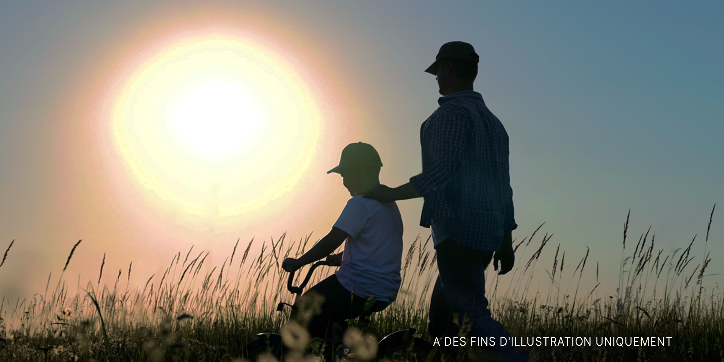 Un homme avec son enfant | Photo : Shutterstock