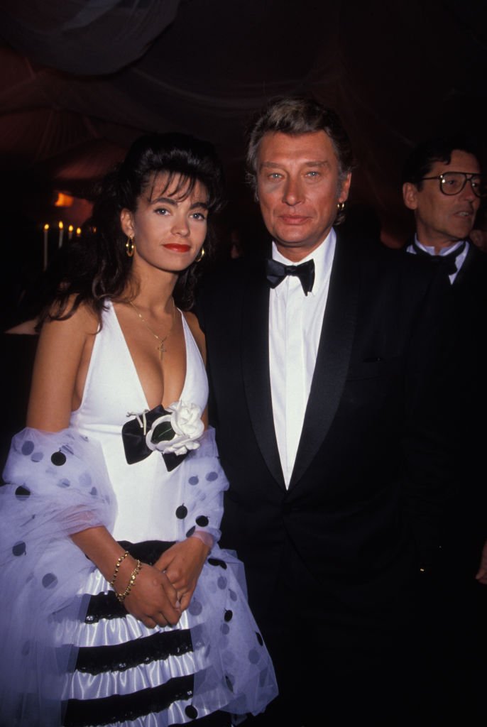 Johnny Hallyday et son épouse Adeline lors d'une soirée en mai 1990 à Cannes, France. | Photo : Getty Images