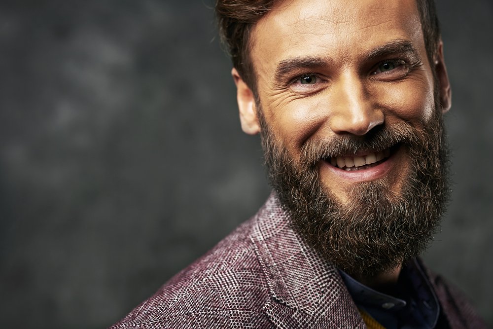Un homme avec une barbe interessante. | Photo : Shutterstock