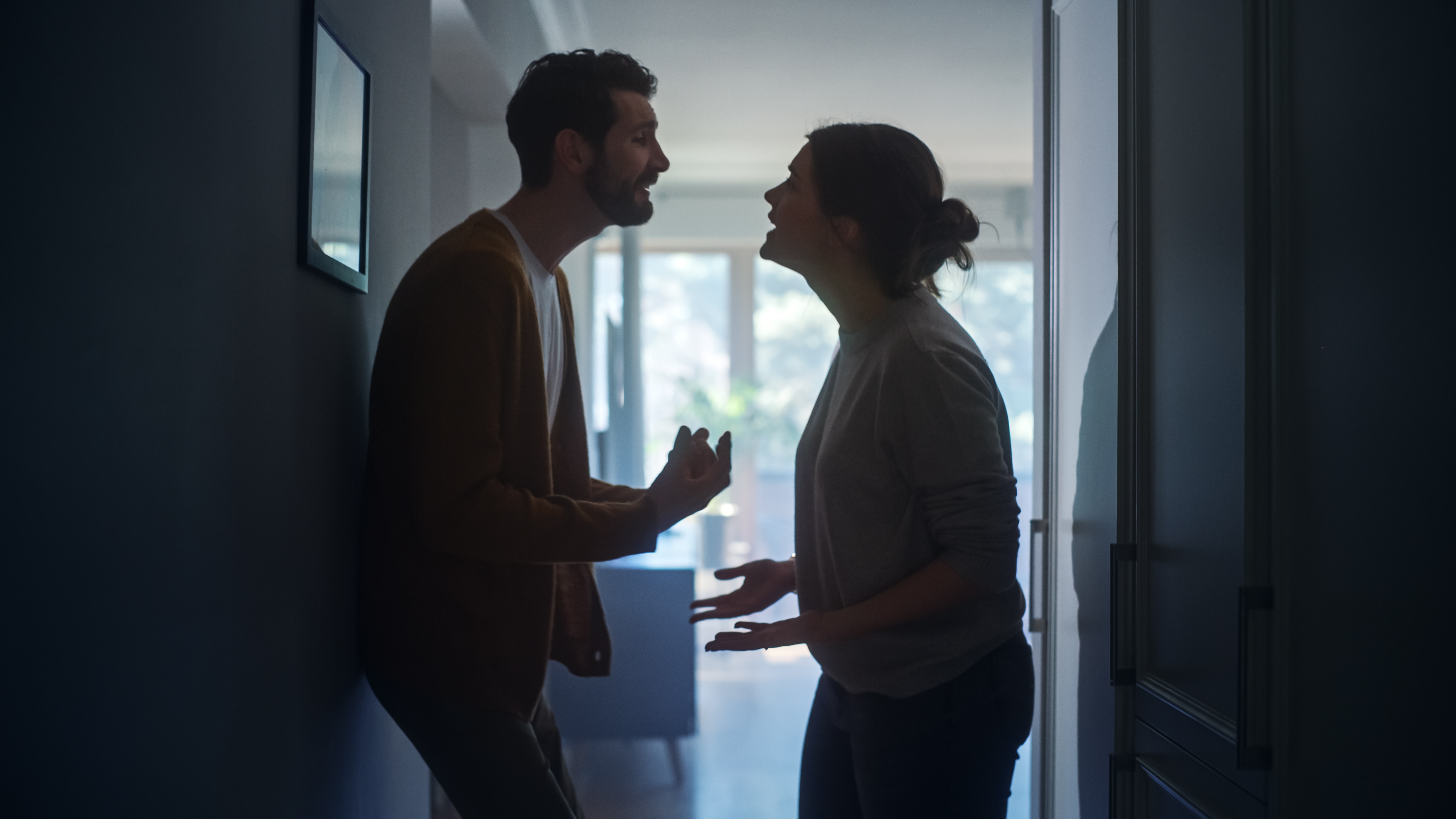 Un couple qui se dispute dans un couloir | Source : Shutterstock