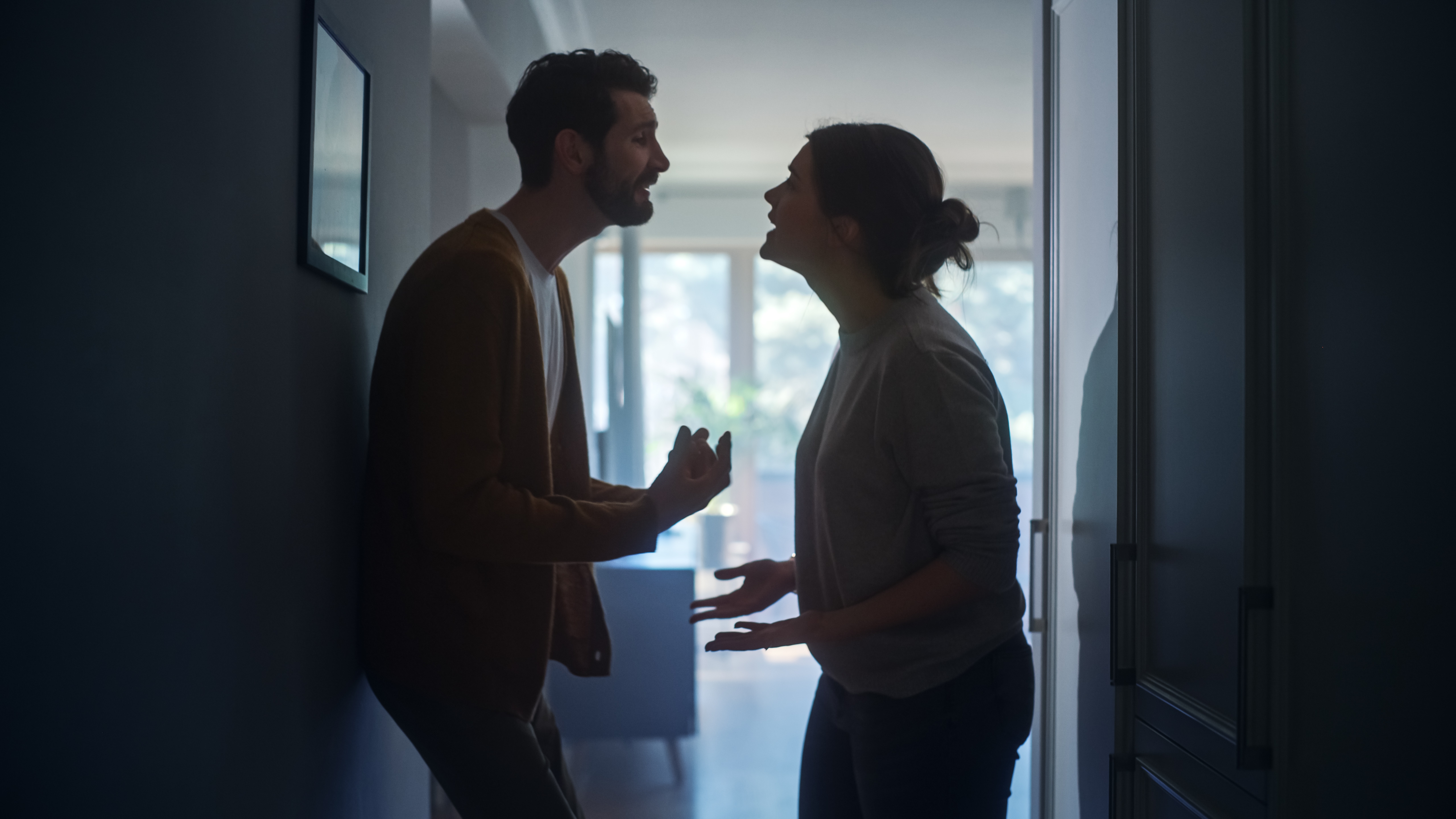 Pareja Joven Discutiendo y Peleando. | Fuente: Shutterstock