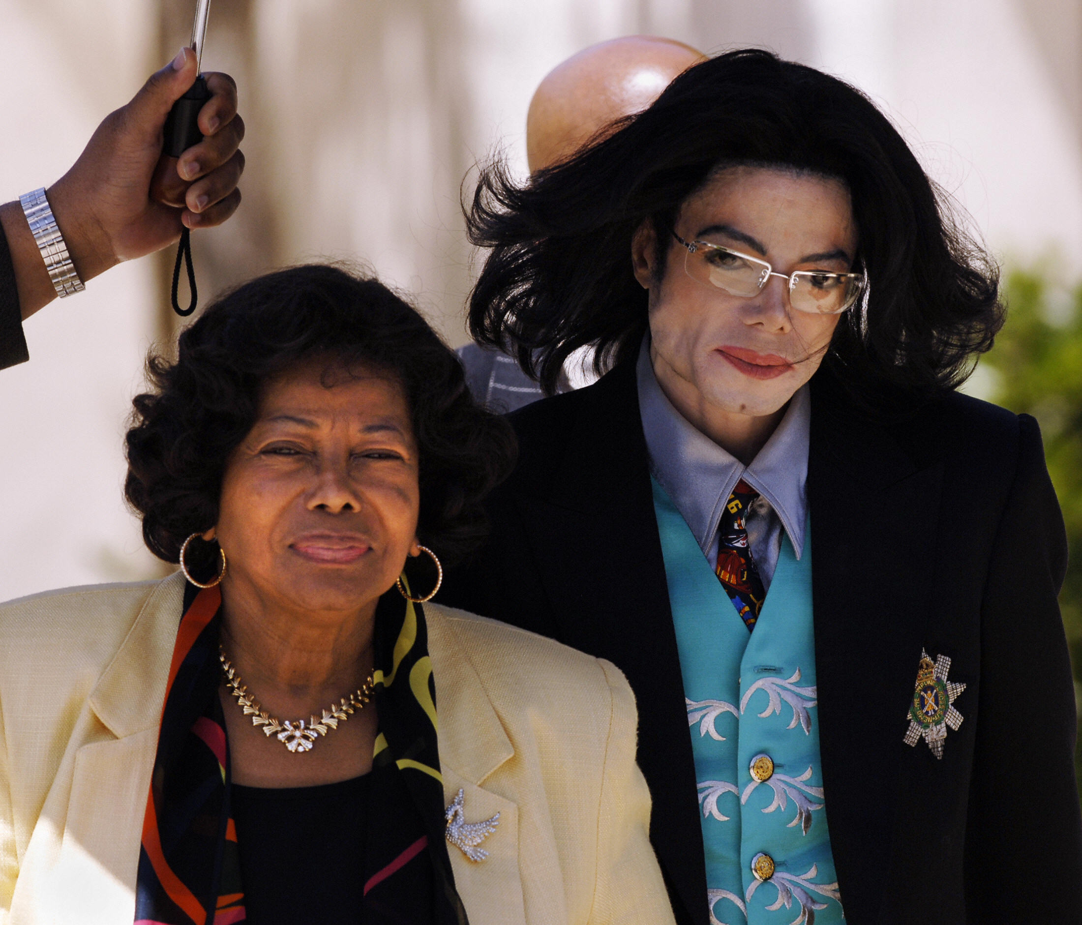 Katherine et Michael Jackson quittent le tribunal du comté de Santa Barbara le 21 avril 2005 à Santa Maria, en Californie. | Source : Getty Images