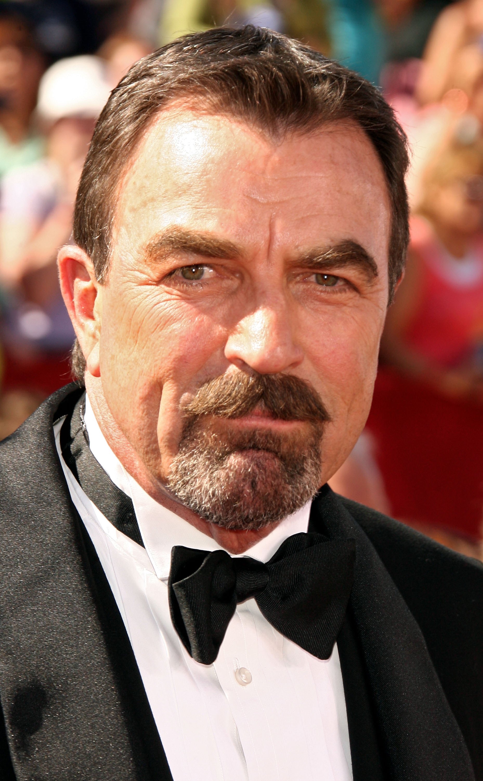 Tom Selleck arrive à la 58e cérémonie annuelle des Primetime Emmy Awards, le 27 août 2006, à Los Angeles, en Californie. | Source : Getty Images