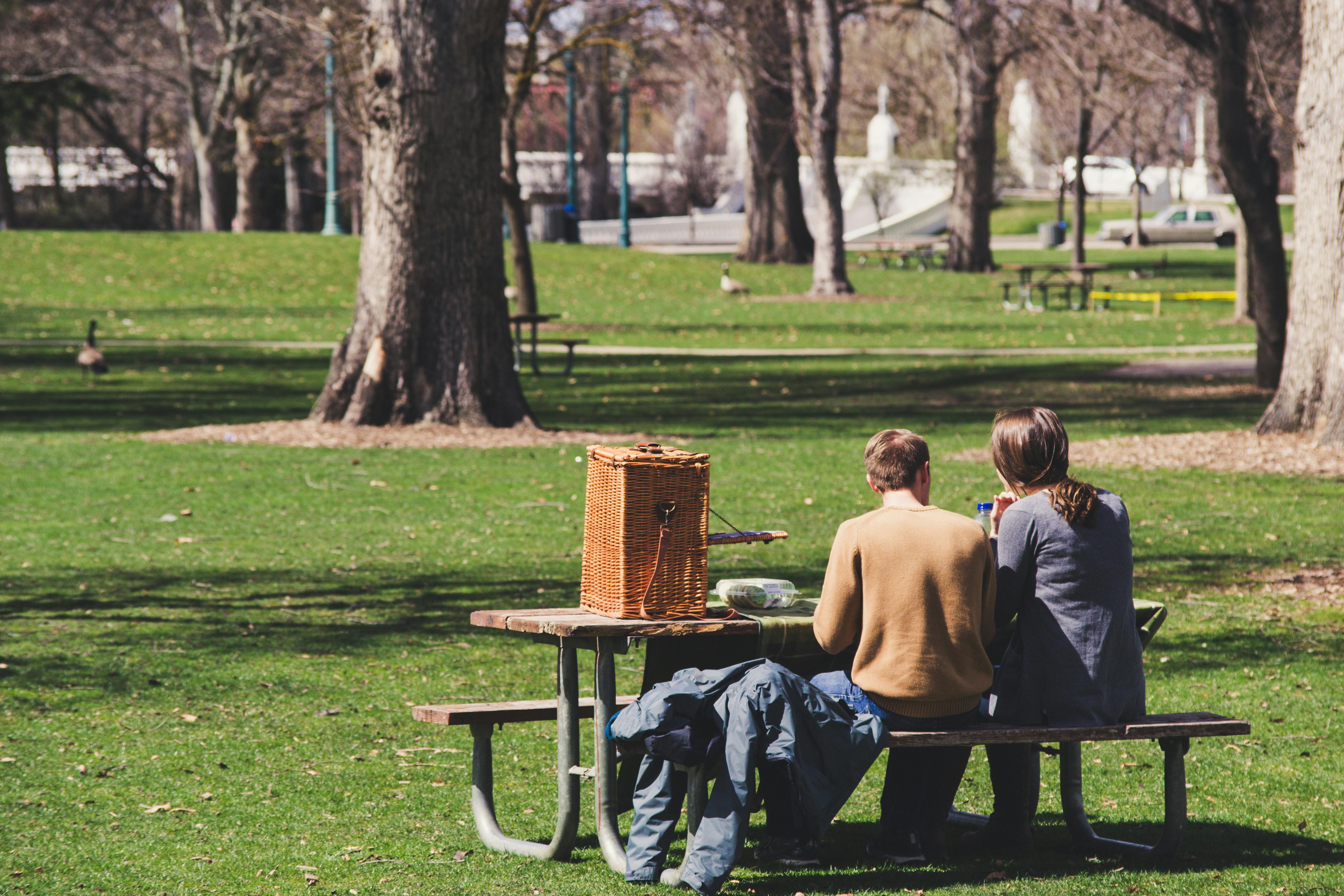 Un homme et une femme assis à une table de pique-nique | Source : Pexels