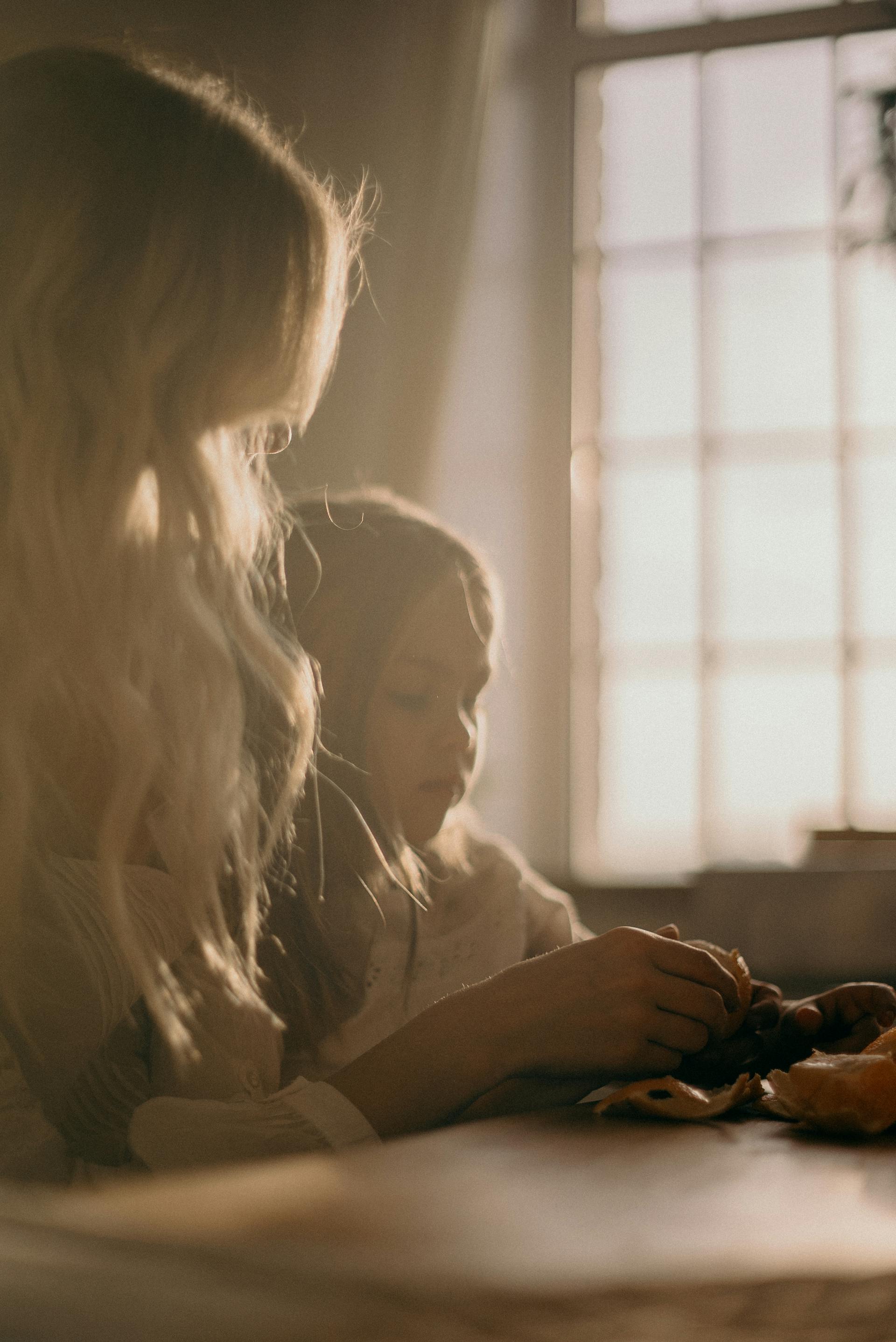 Une femme assise avec un enfant | Source : Pexels