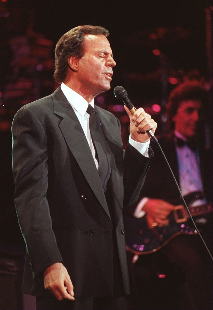 Julio Iglesias se produit samedi soir au Blockbuster Pavilion à Devore I Source : Getty Images
