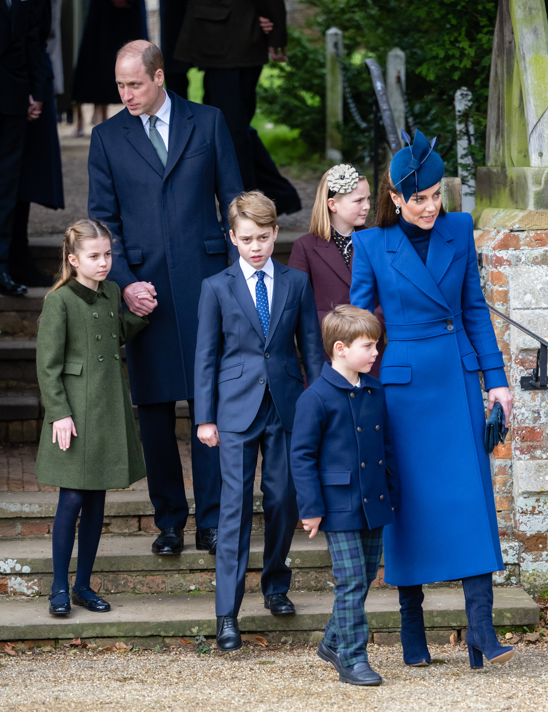 Le prince et la princesse de Galles avec leurs trois enfants pendant les festivités du matin de Noël à Sandringham, le 25 décembre 2023 | Source : Getty Images