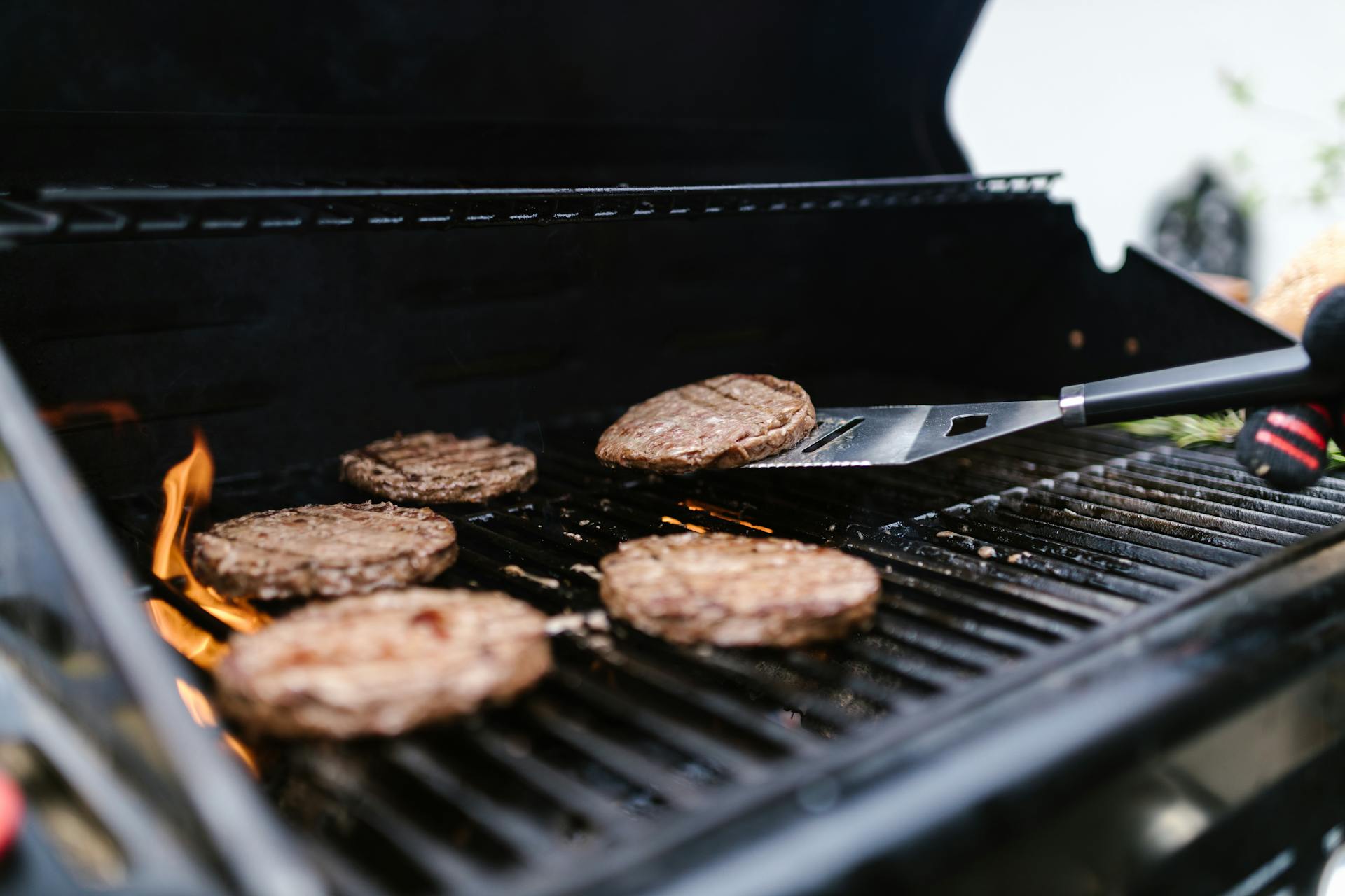 Un gros plan sur des hamburgers en train de griller | Source : Pexels