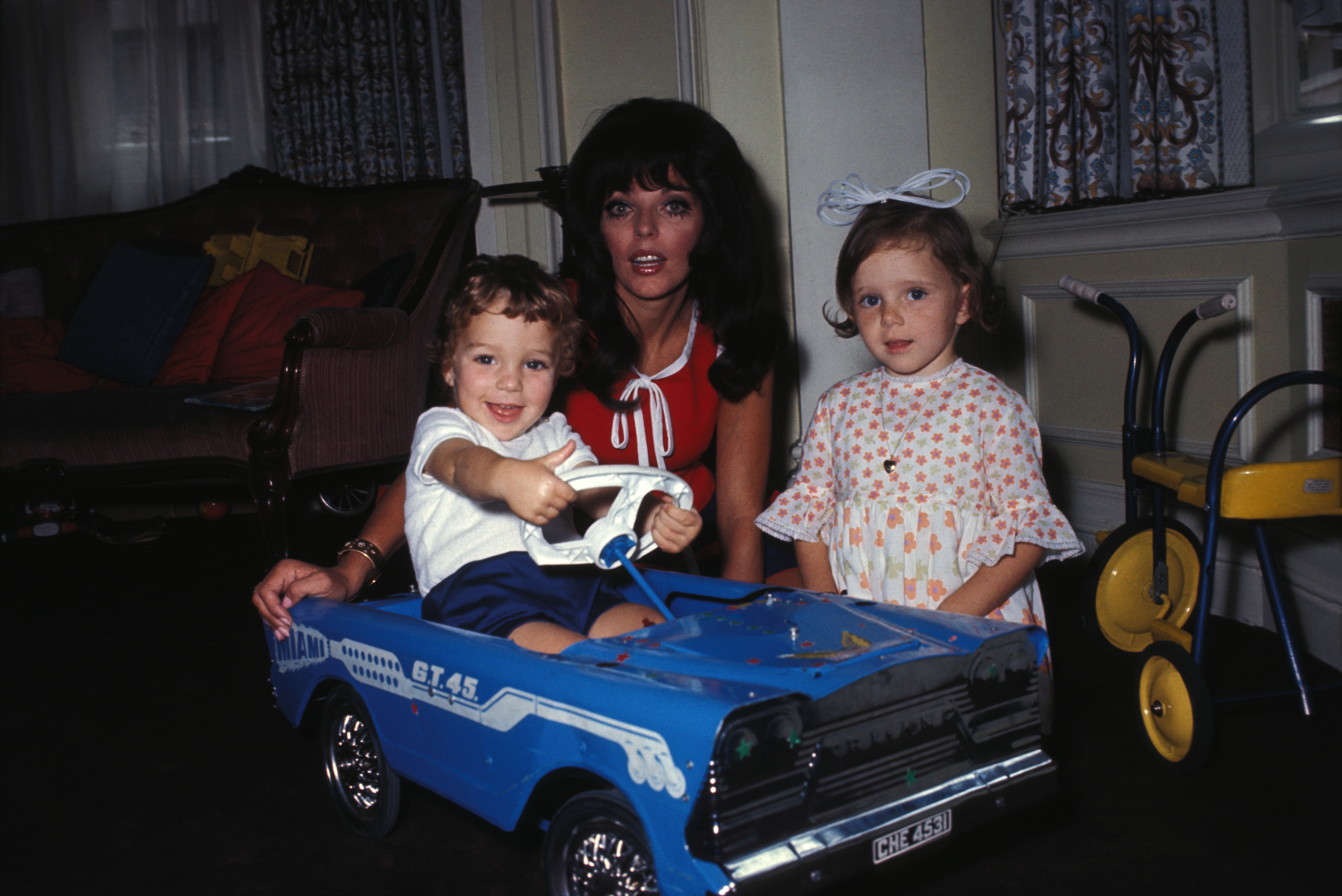 Une photographie non datée de Joan Collins et de ses enfants chez eux en Californie | Source : Getty Images