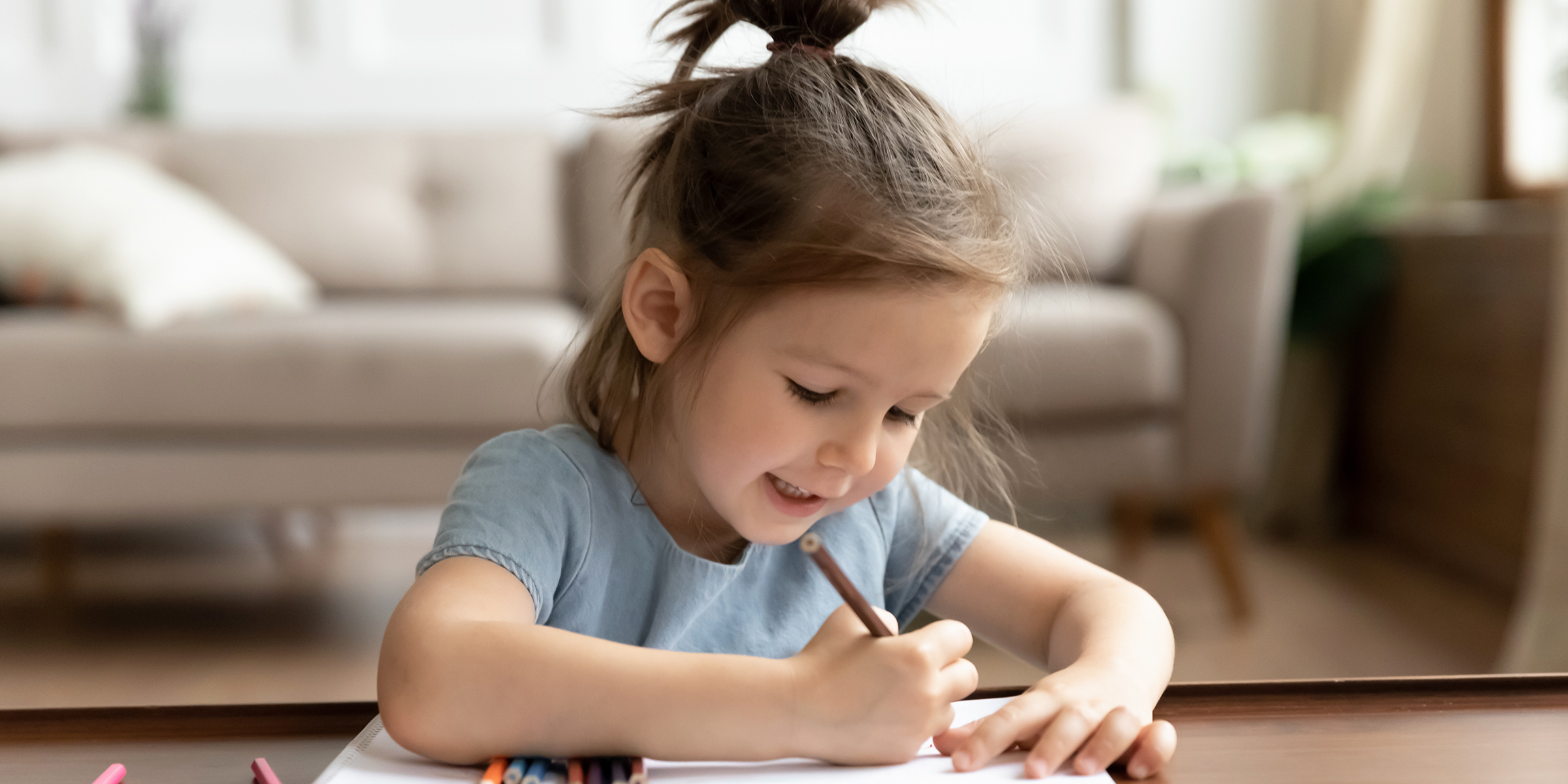 Une petite fille qui écrit quelque chose | Source : Shutterstock