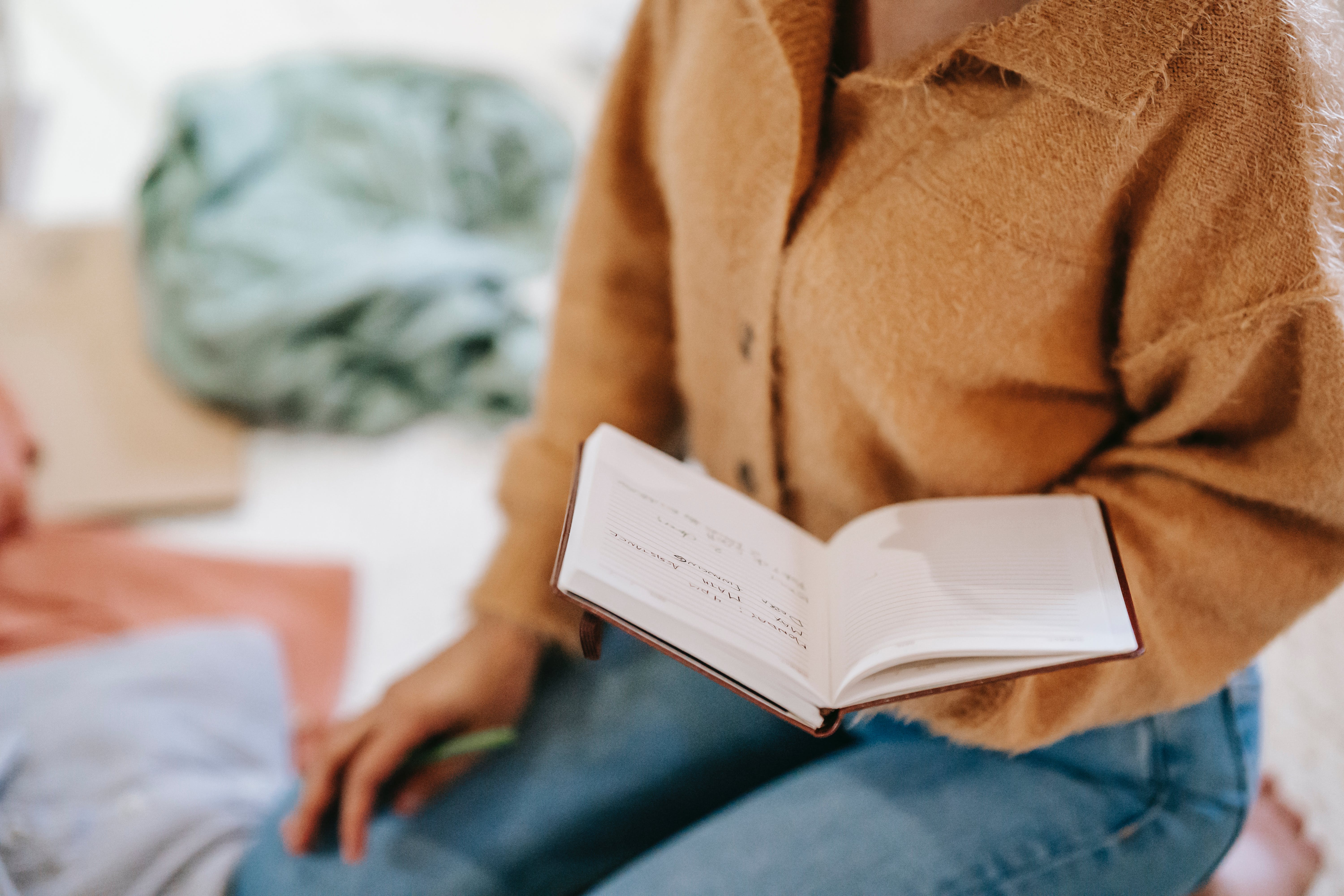 Une femme lisant à travers un livre | Source : Pexels