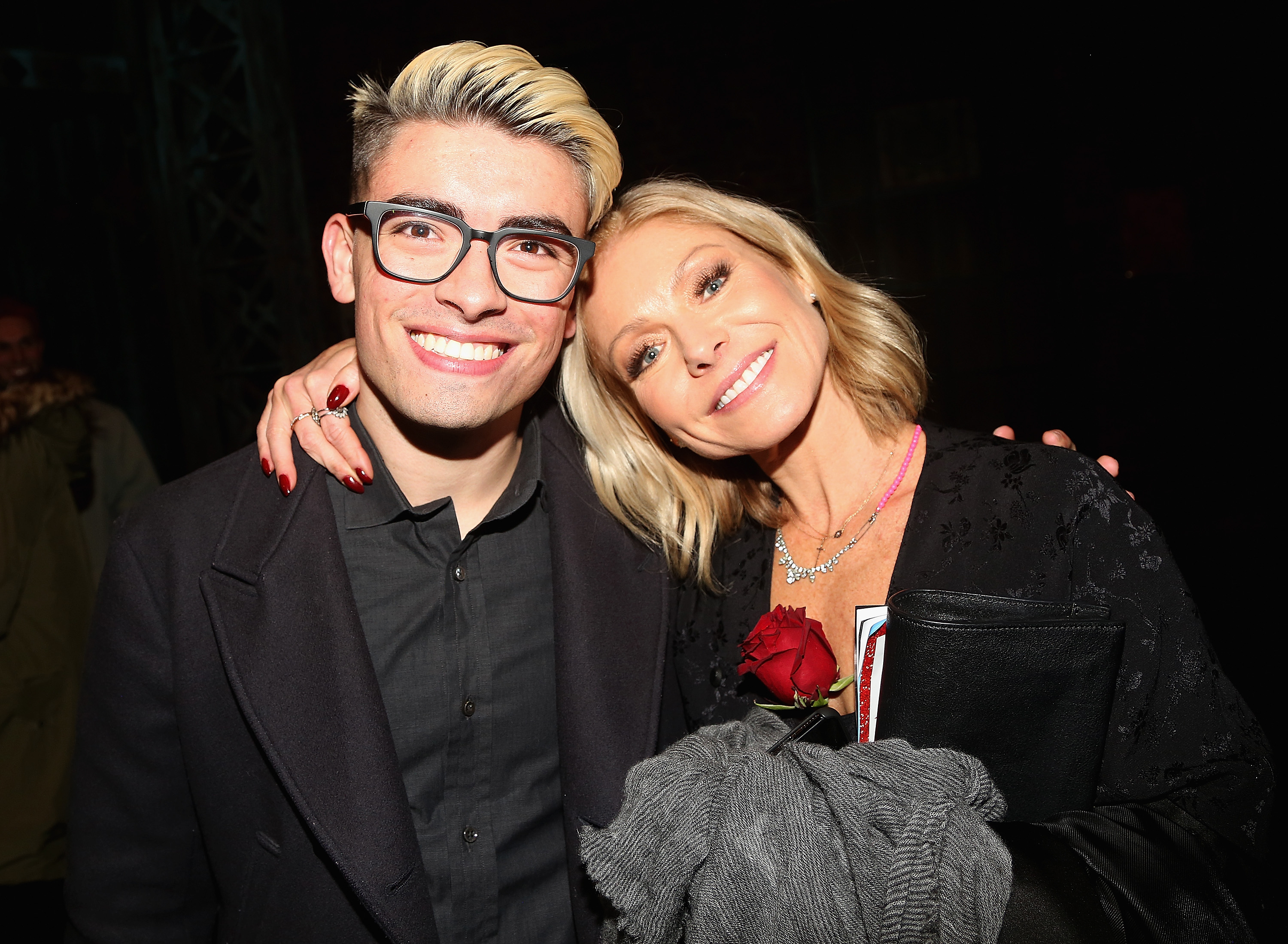 Michael Consuelos et Kelly Ripa dans les coulisses du théâtre Al Hirschfeld, le 8 janvier 2018, à New York. | Source : Getty Images