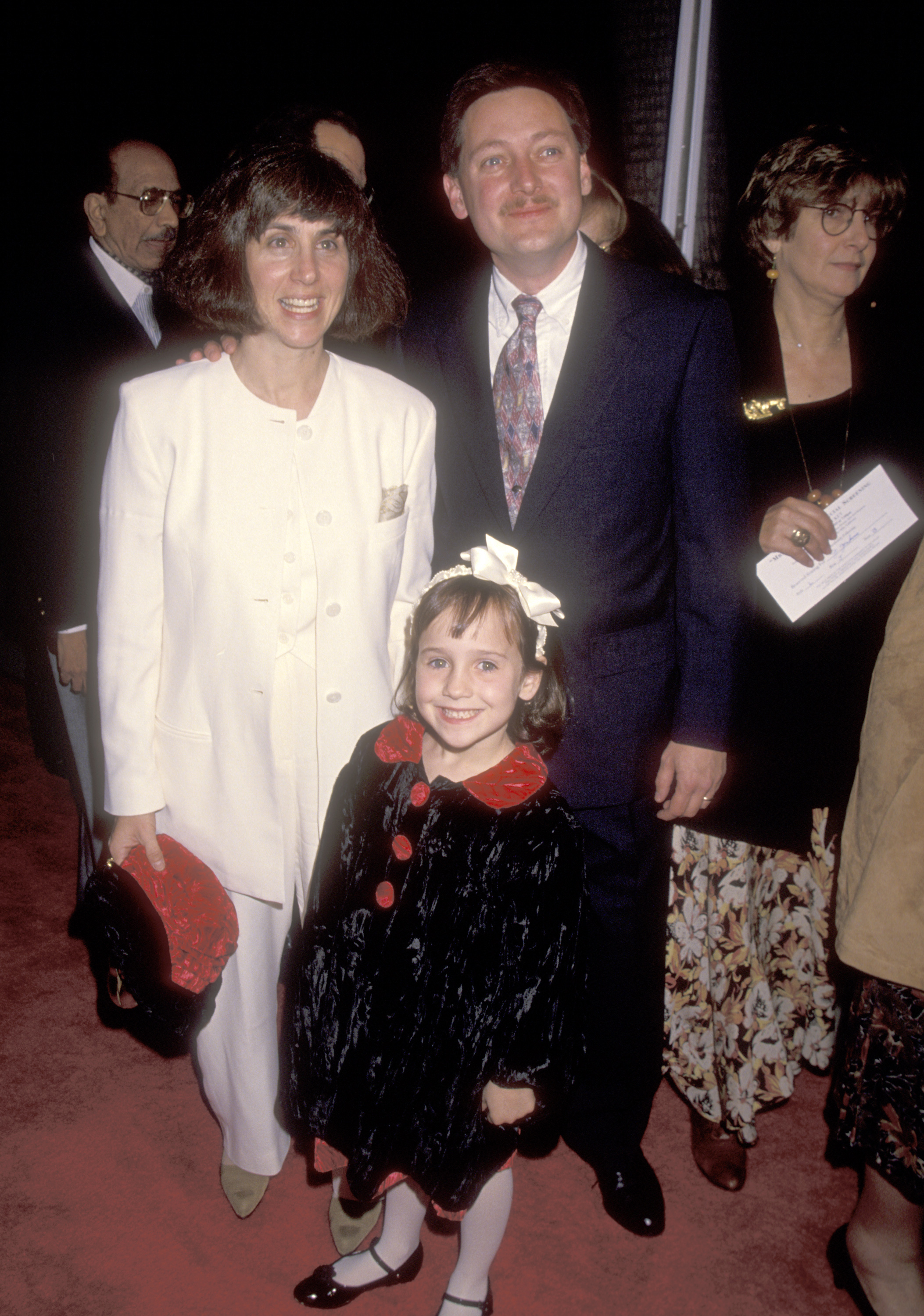 Mara Wilson, Suzie Shapiro et Michael Wilson assistent à la première de "Madame Doubtfire" à Beverly Hills, Californie, le 22 novembre 1993 | Source : Getty Images