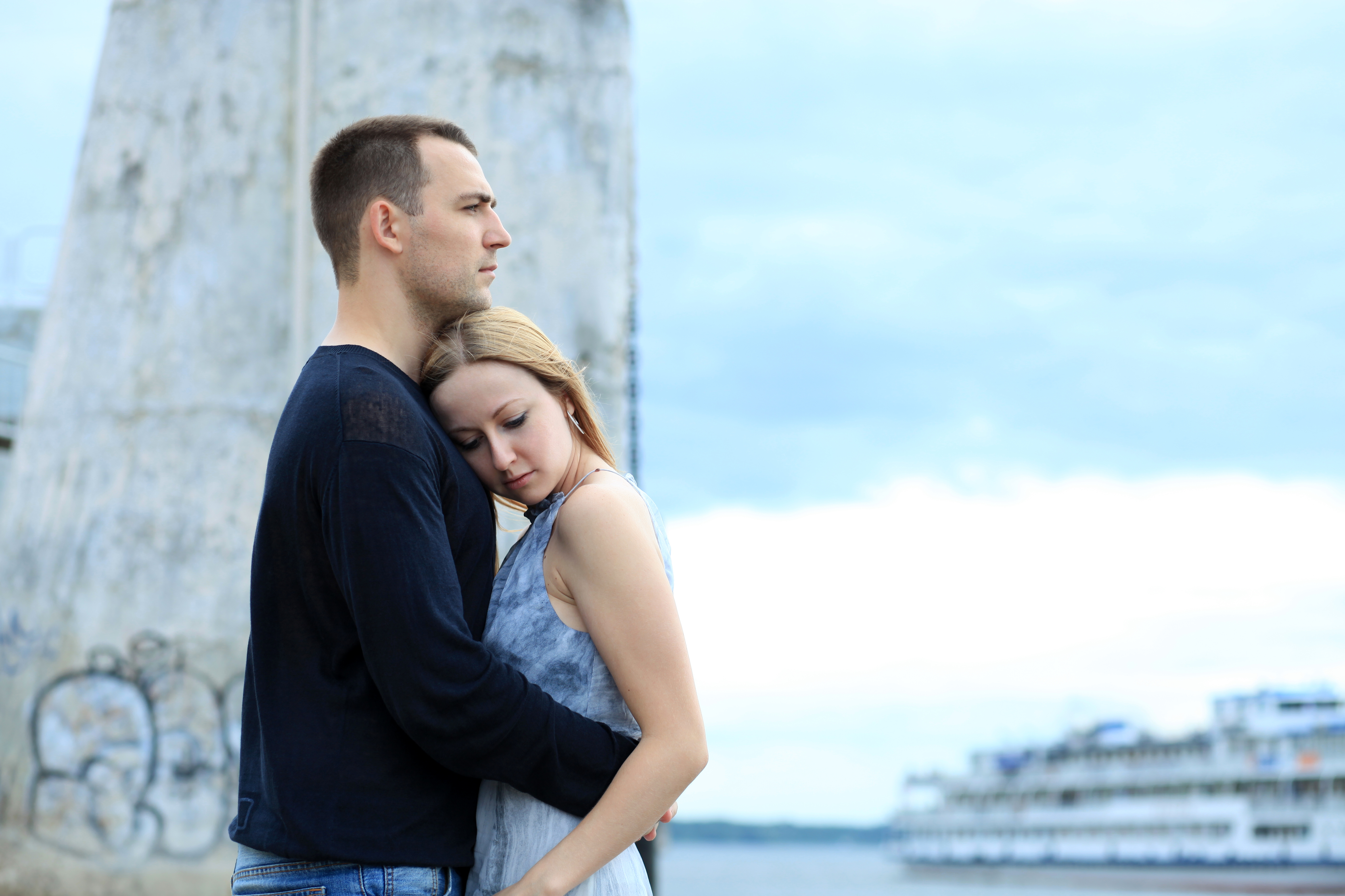 Una pareja de enamorados se despide | Fuente: Shutterstock