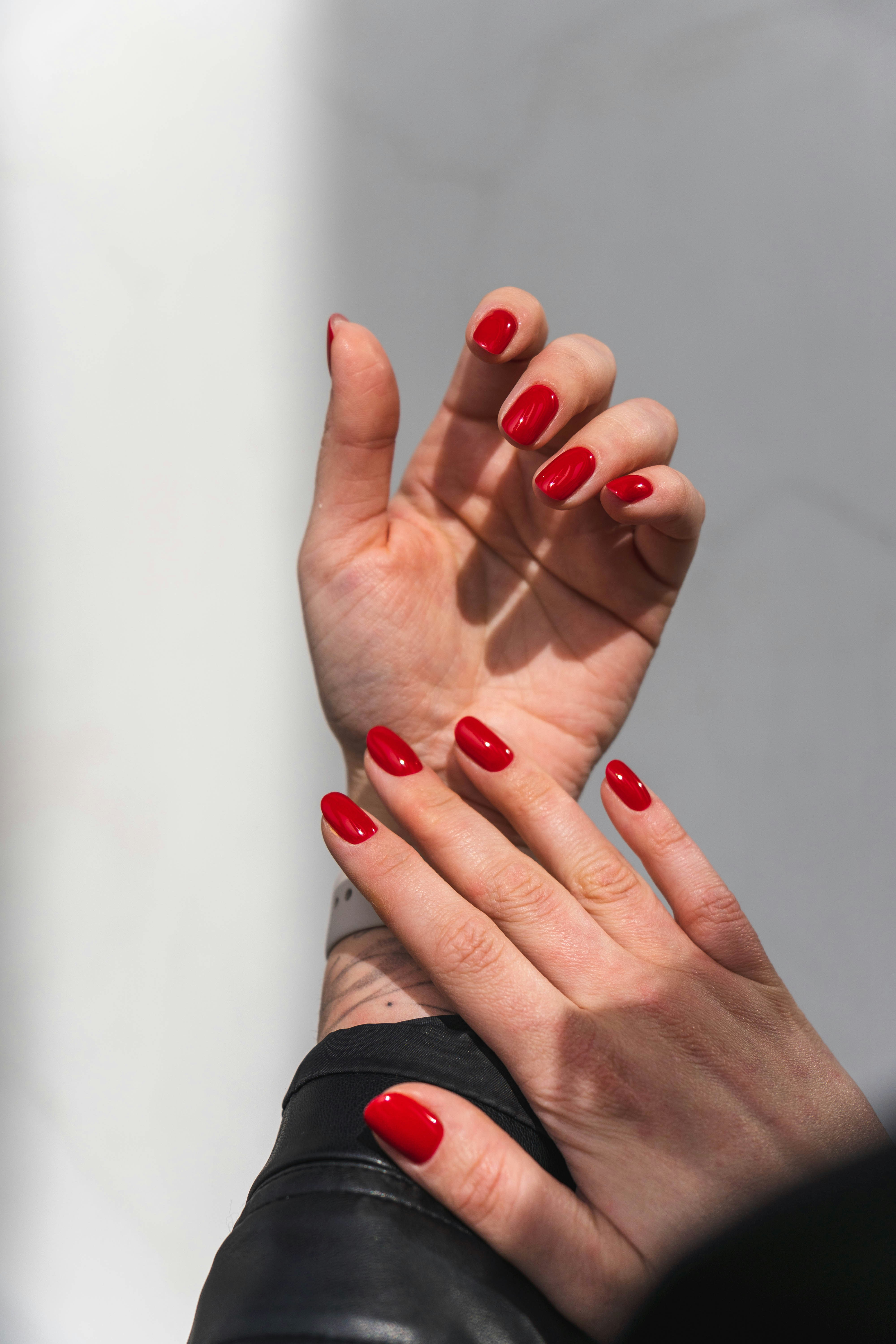 Des ongles rouges magnifiquement exposés sur une main. | Source : Unsplash