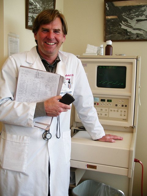 Un médecin souriant. l Source : Flickr