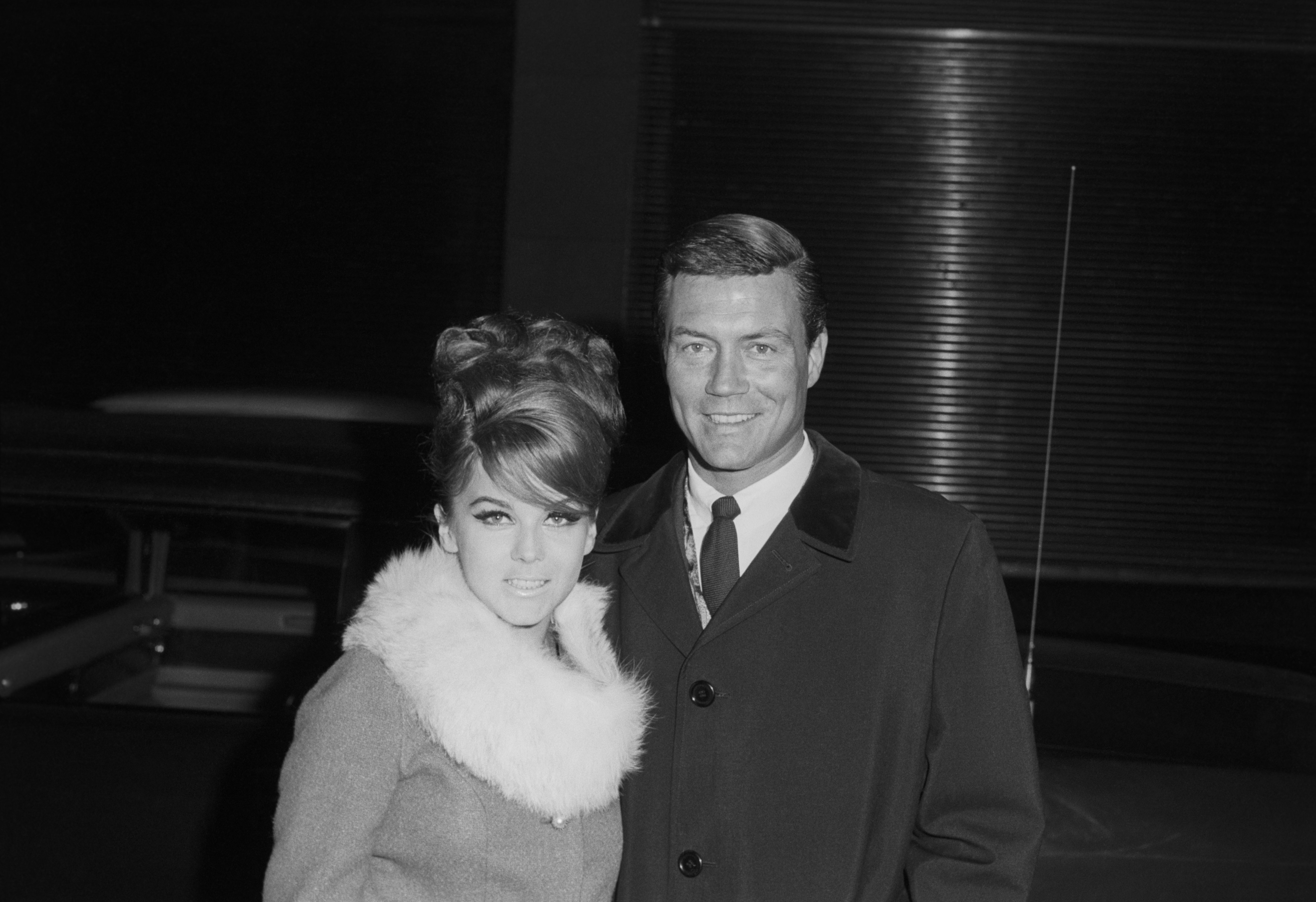 Roger Smith dans un manteau noir avec Ann-Margret dans un manteau à col de fourrure photographiés en 1970 à New York. | Source : Getty Images