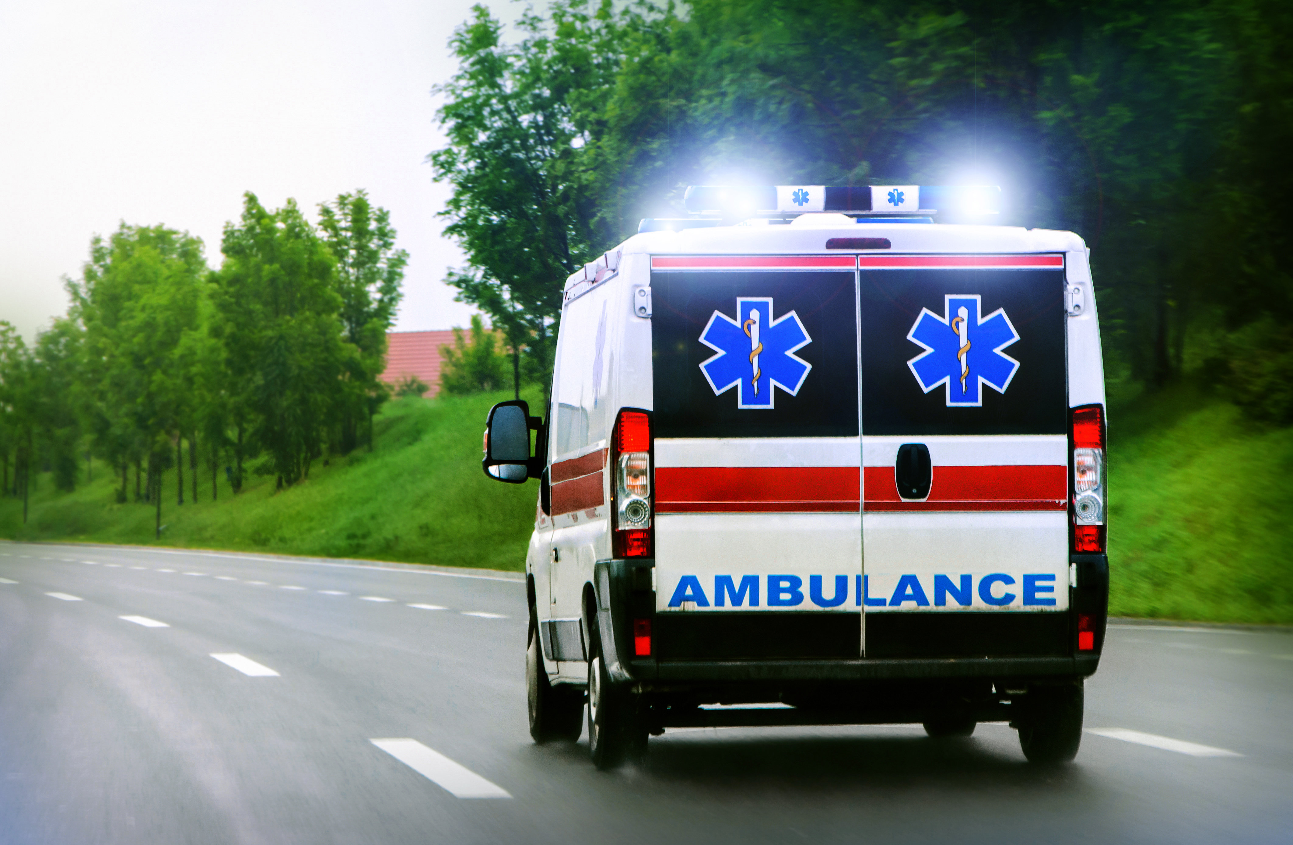 Une ambulance sur la route | Source : Shutterstock