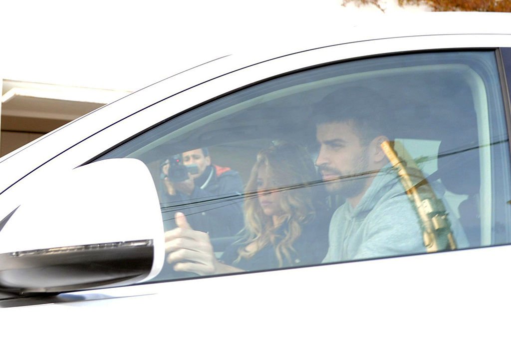 Gerard Piqué et Shakira sont vus arrivant à l'école de leur fils Milan, quelques heures avant de se rendre à l'hôpital Teknon où Shakira va donner naissance à son deuxième enfant, le 29 janvier 2015 à Barcelone, en Espagne. | Photo : Getty Images
