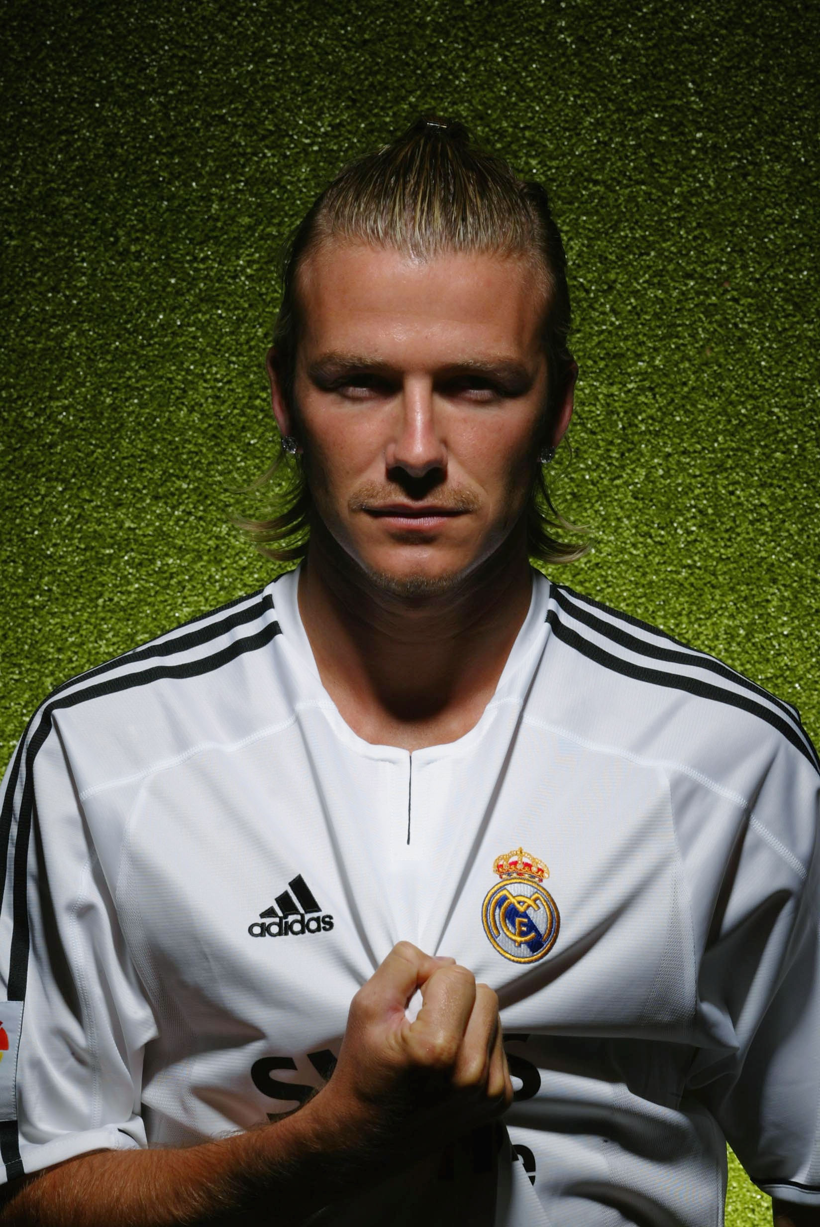 David Beckham porte son maillot du Real Madrid, n°23, le 2 juillet 2003, à Madrid, en Espagne. | Source : Getty Images