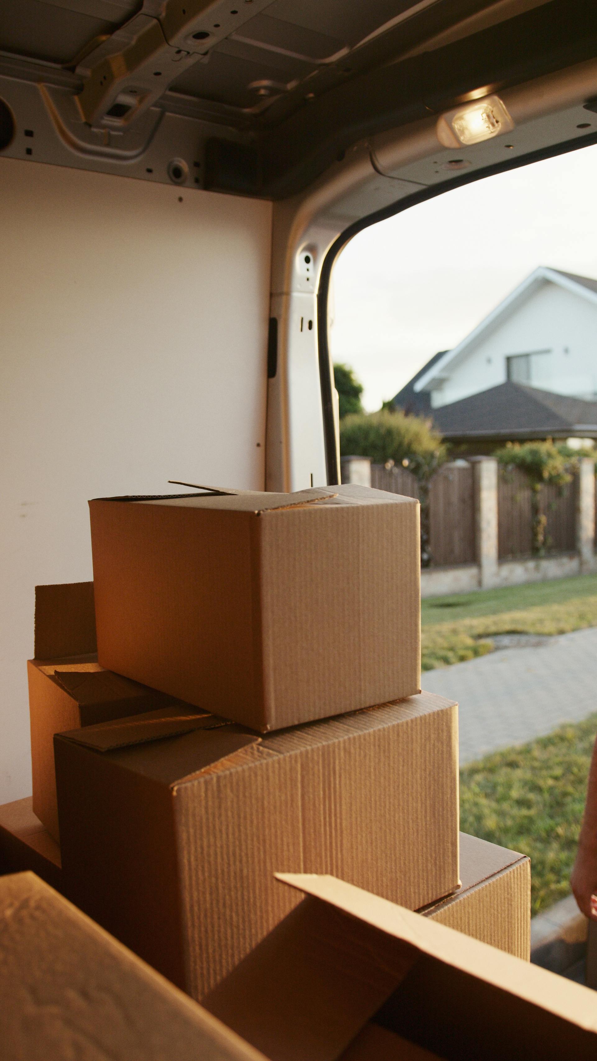 Déménagement de cartons dans une camionnette | Source : Pexels