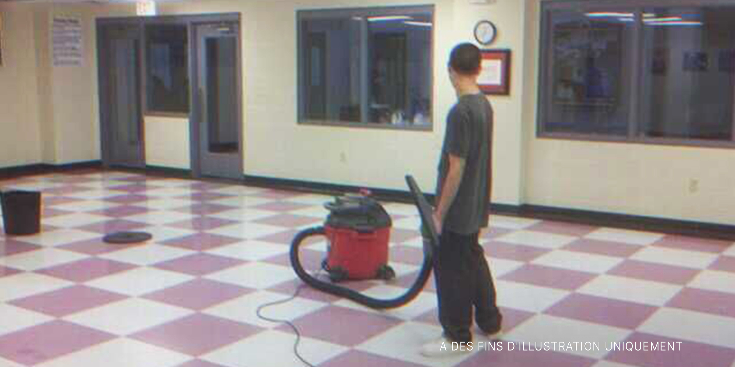 Un concierge en train de nettoyer une salle | Source : Flickr / Sean Mulgrew