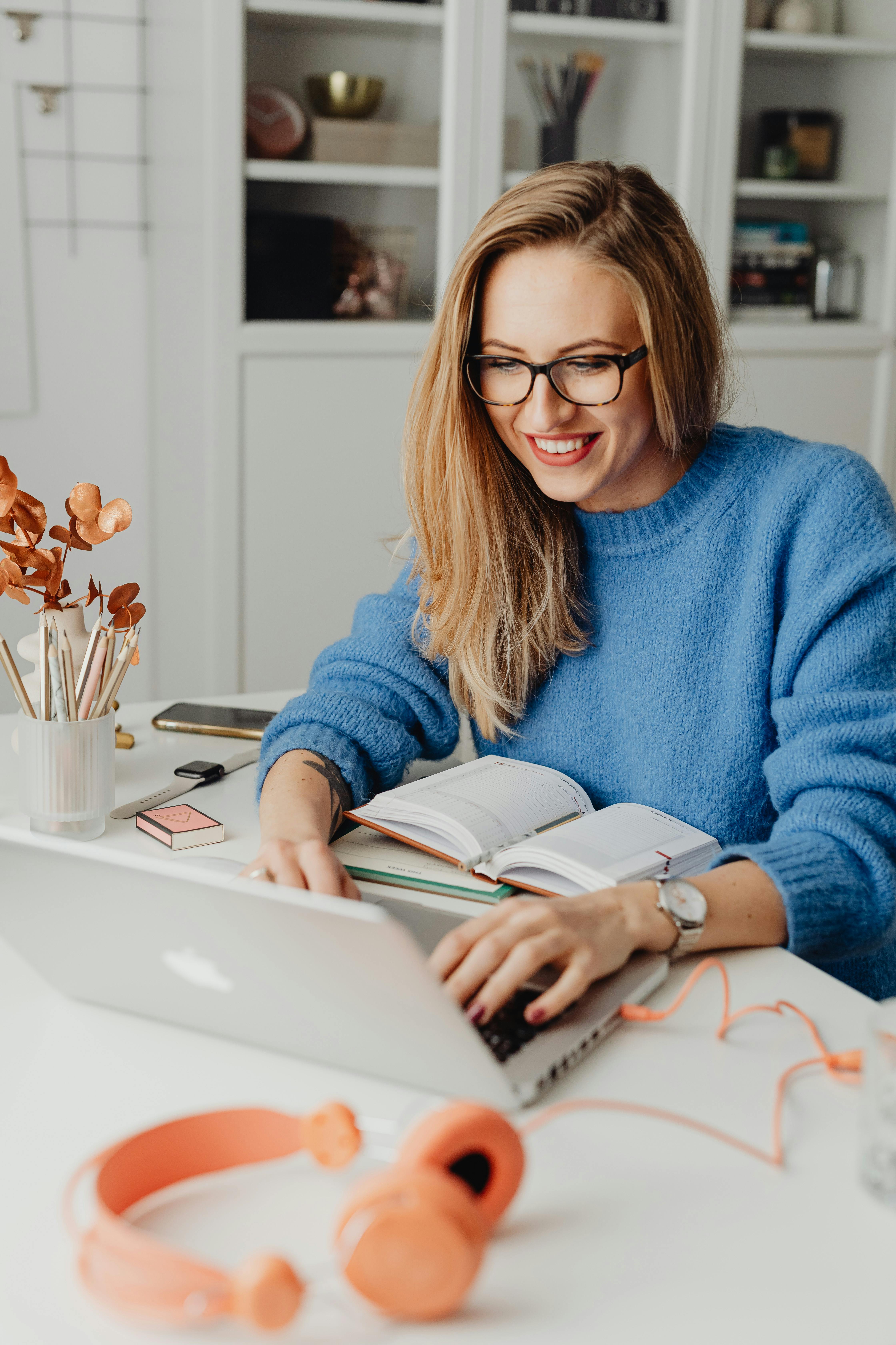 Une femme heureuse utilisant un ordinateur portable | Source : Pexels