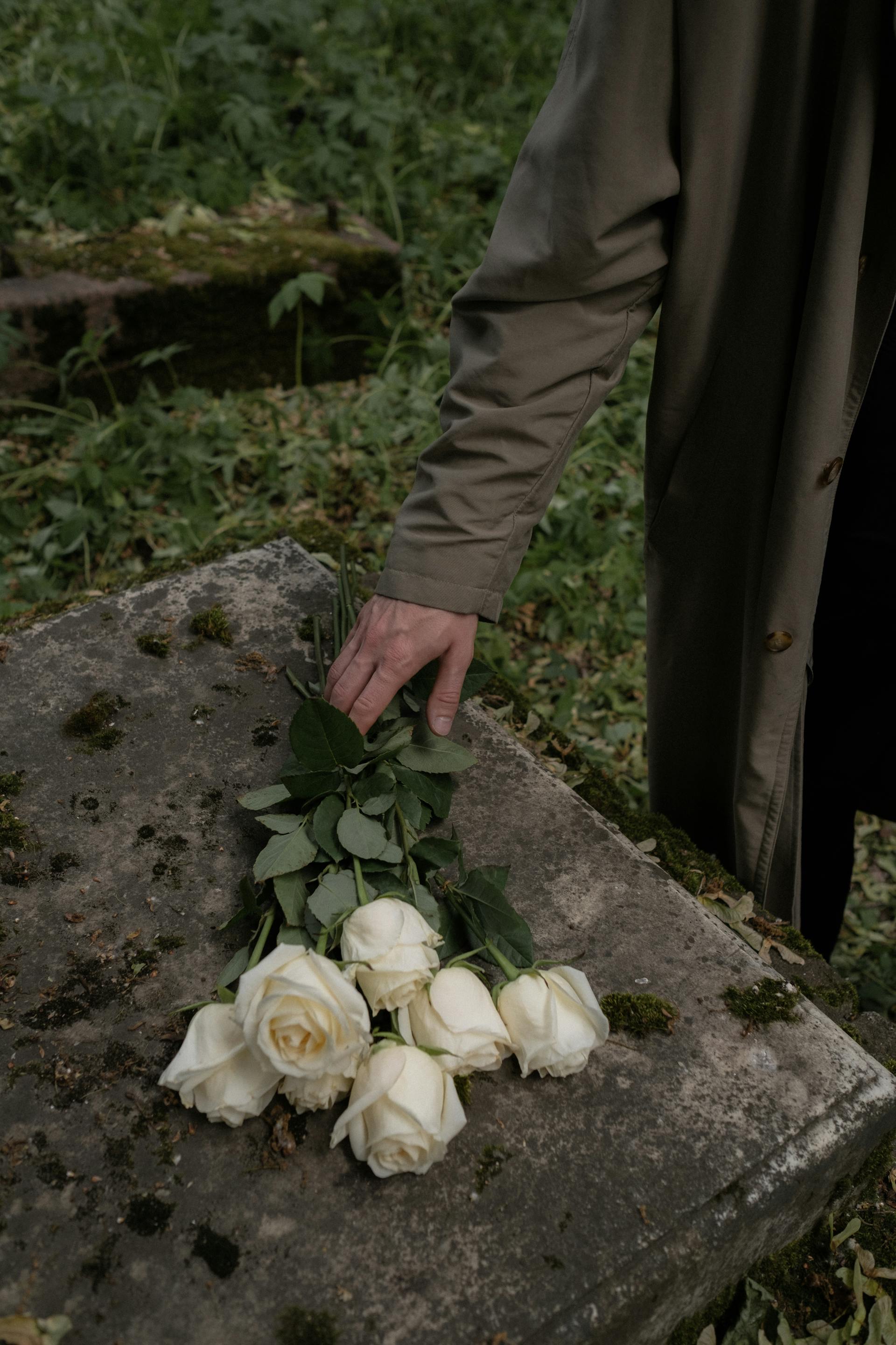 Un homme debout près d'une tombe | Source : Pexels