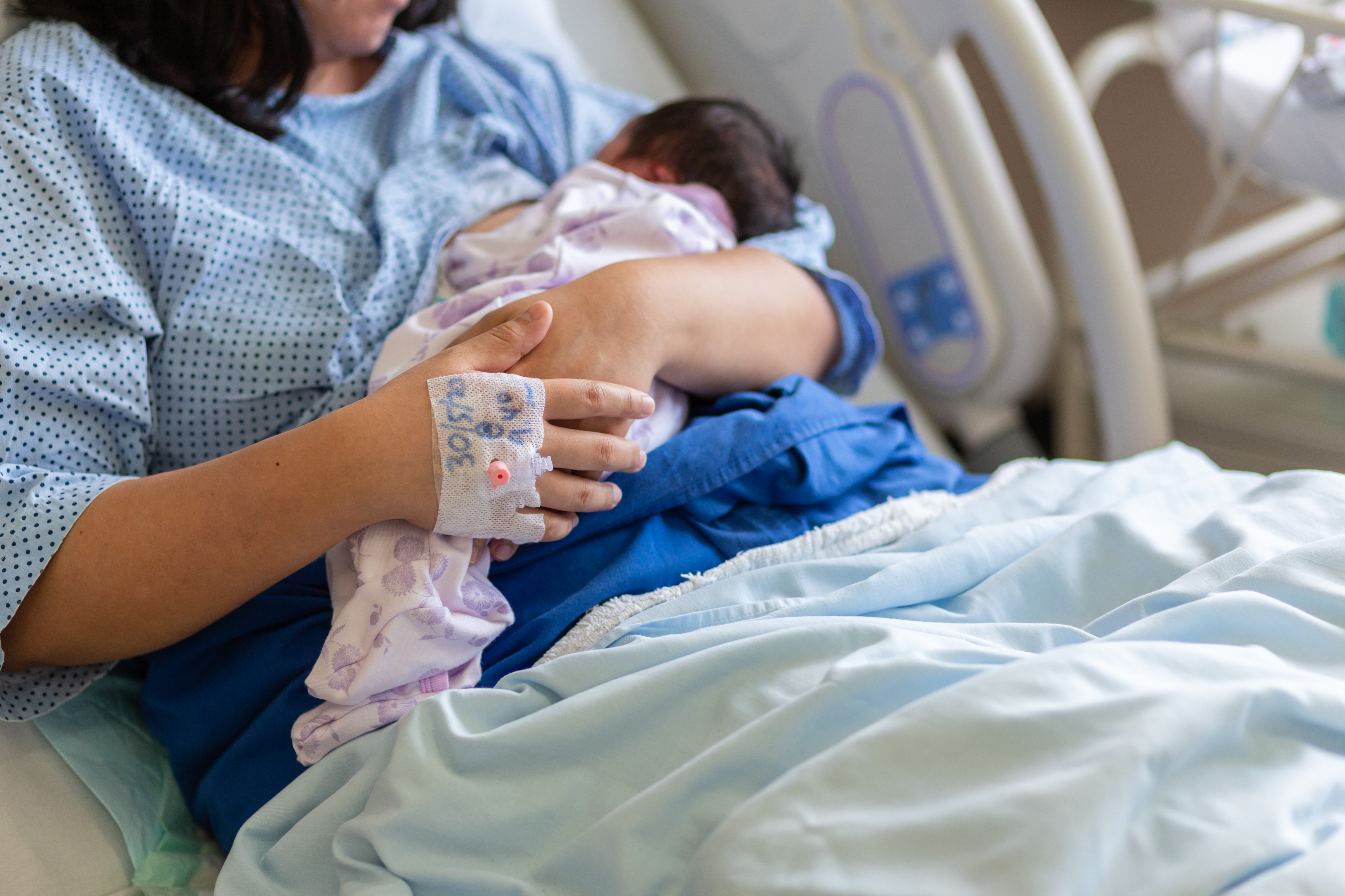 Une femme berçant un nouveau-né | Source : Shutterstock